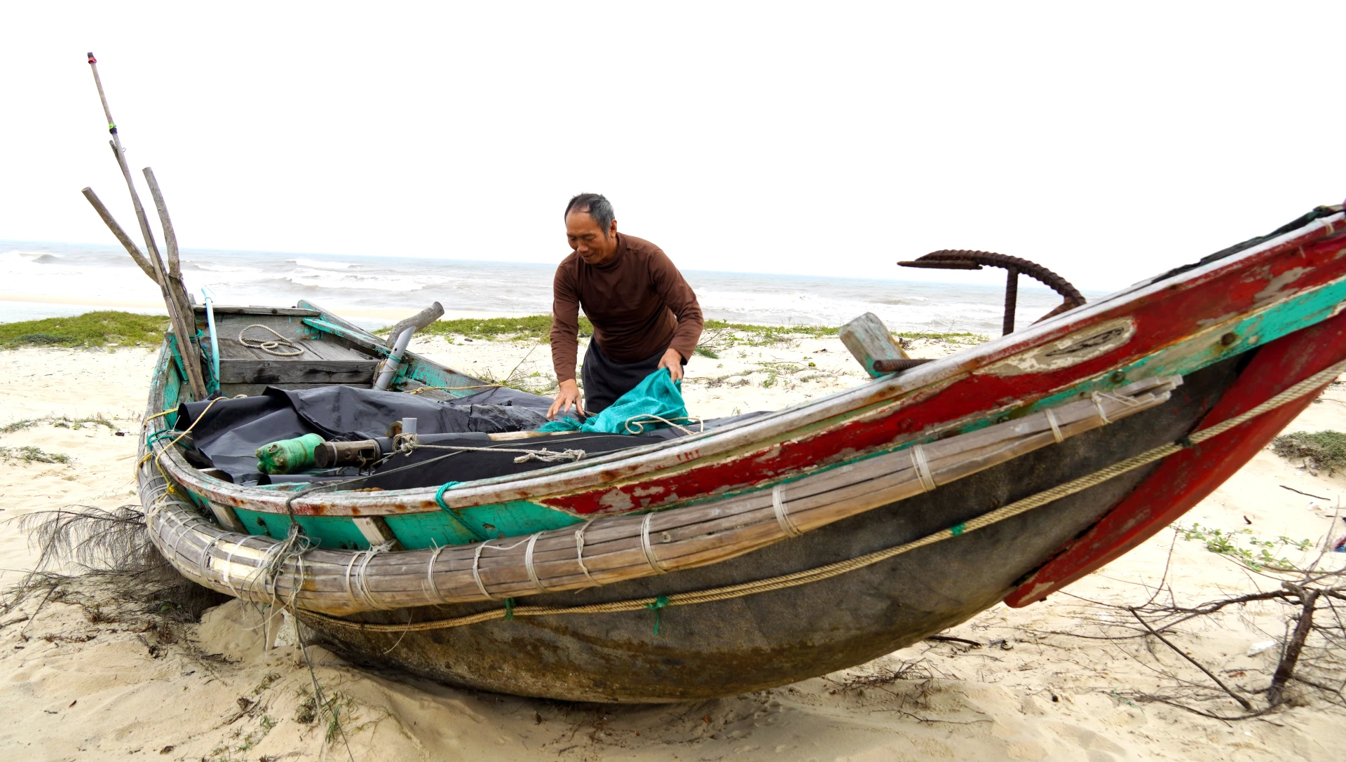 Gần 40 năm qua, ông Nguyễn Thế Thường ở thôn Xuân Hải, xã Ninh Châu vẫn “chung thủy” với chiếc bơ nan nhỏ của mình - Ảnh: C.H