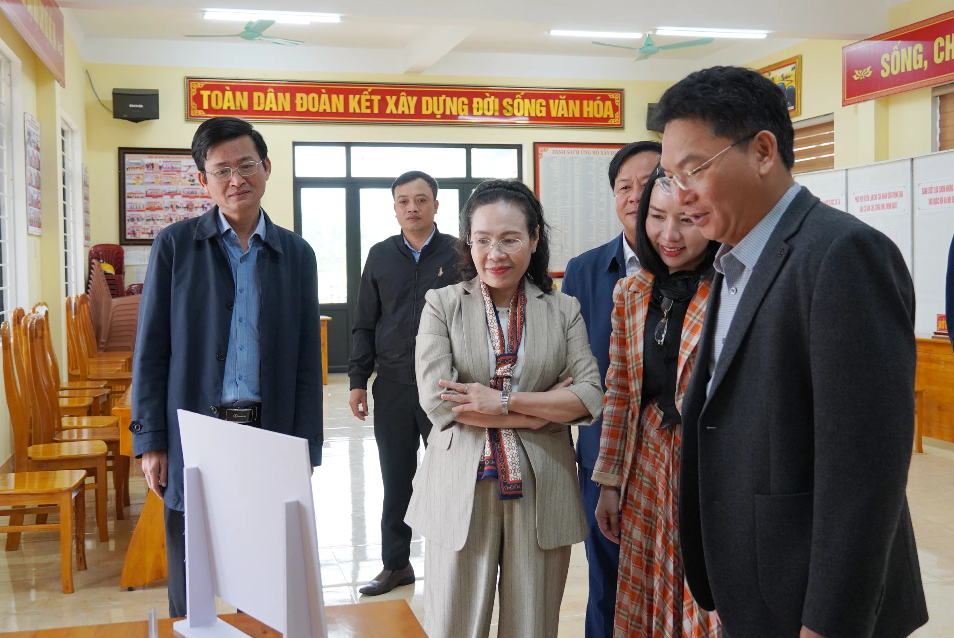 Đồng chí Phó Chủ tịch Thường trực HĐND tỉnh Phạm Thị Hân kiểm tra công tác chuẩn bị tổ chức bầu cử tại xã Bắc Gianh - Ảnh: C.H