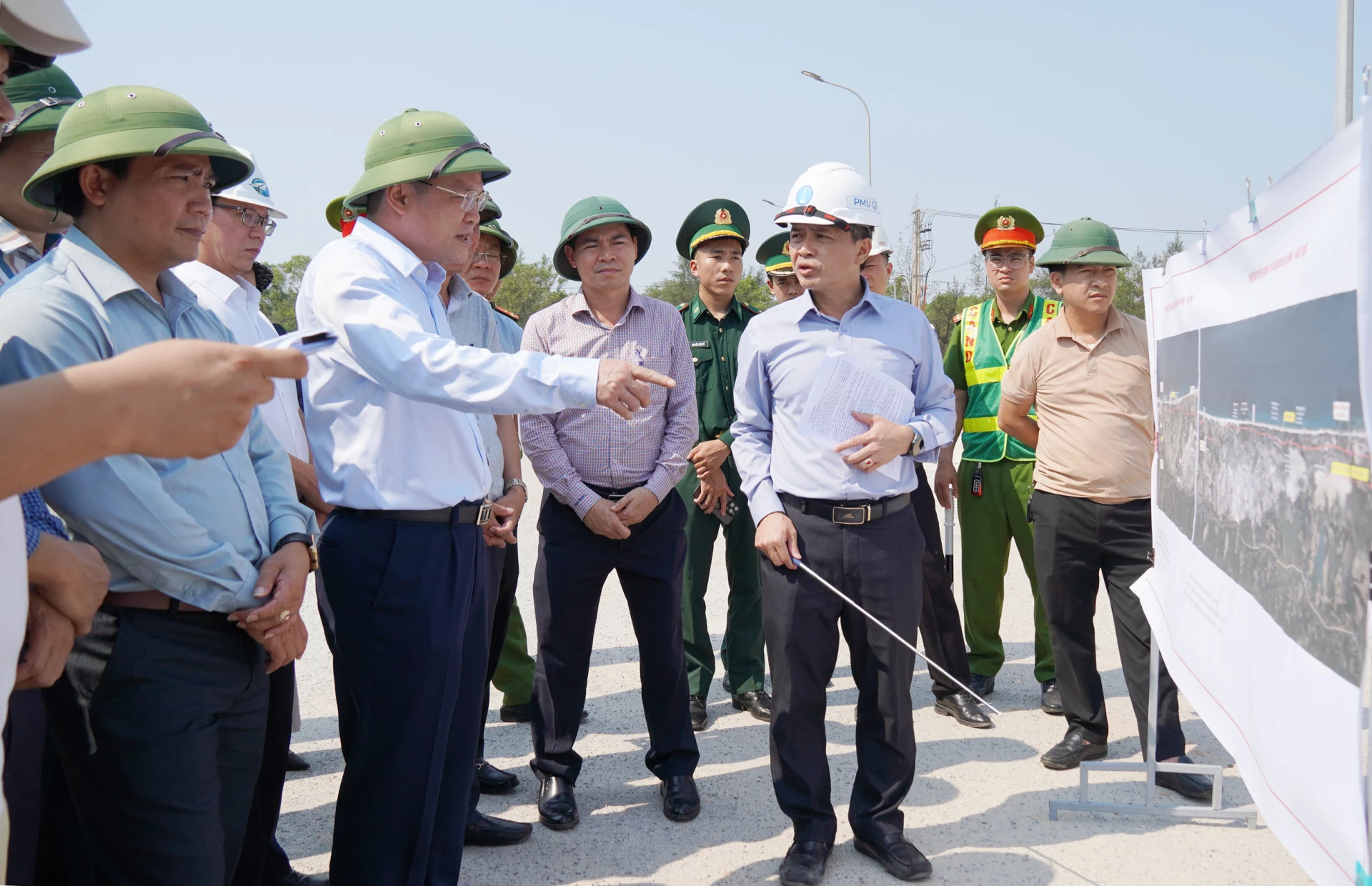 Đồng chí Phó Chủ tịch UBND tỉnh Phan Phong Phú yêu cầu chủ đầu tư phối hợp đơn vị, địa phương tháo gỡ vướng mắc, đẩy nhanh tiến độ thi công dự án - Ảnh: C.H