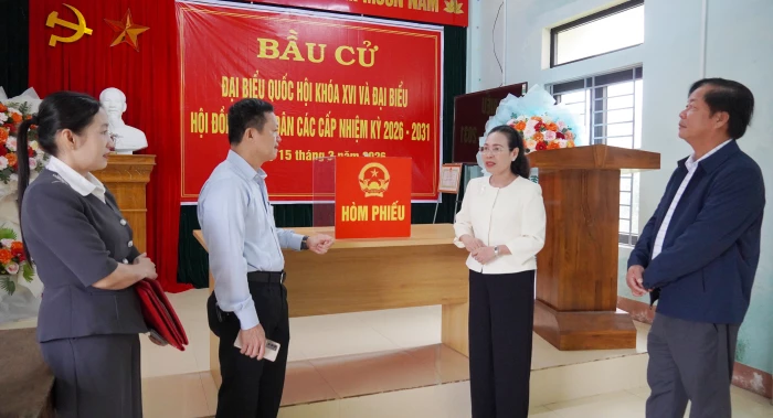 Đồng chí Phó Chủ tịch Thường trực HĐND tỉnh kiểm tra công tác chuẩn bị bầu cử