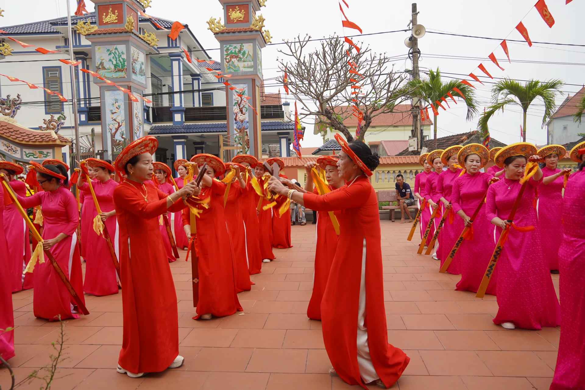 Phần hội trong lễ cúng cầu yên đình làng Nhân Trạch - Ảnh: L.M
