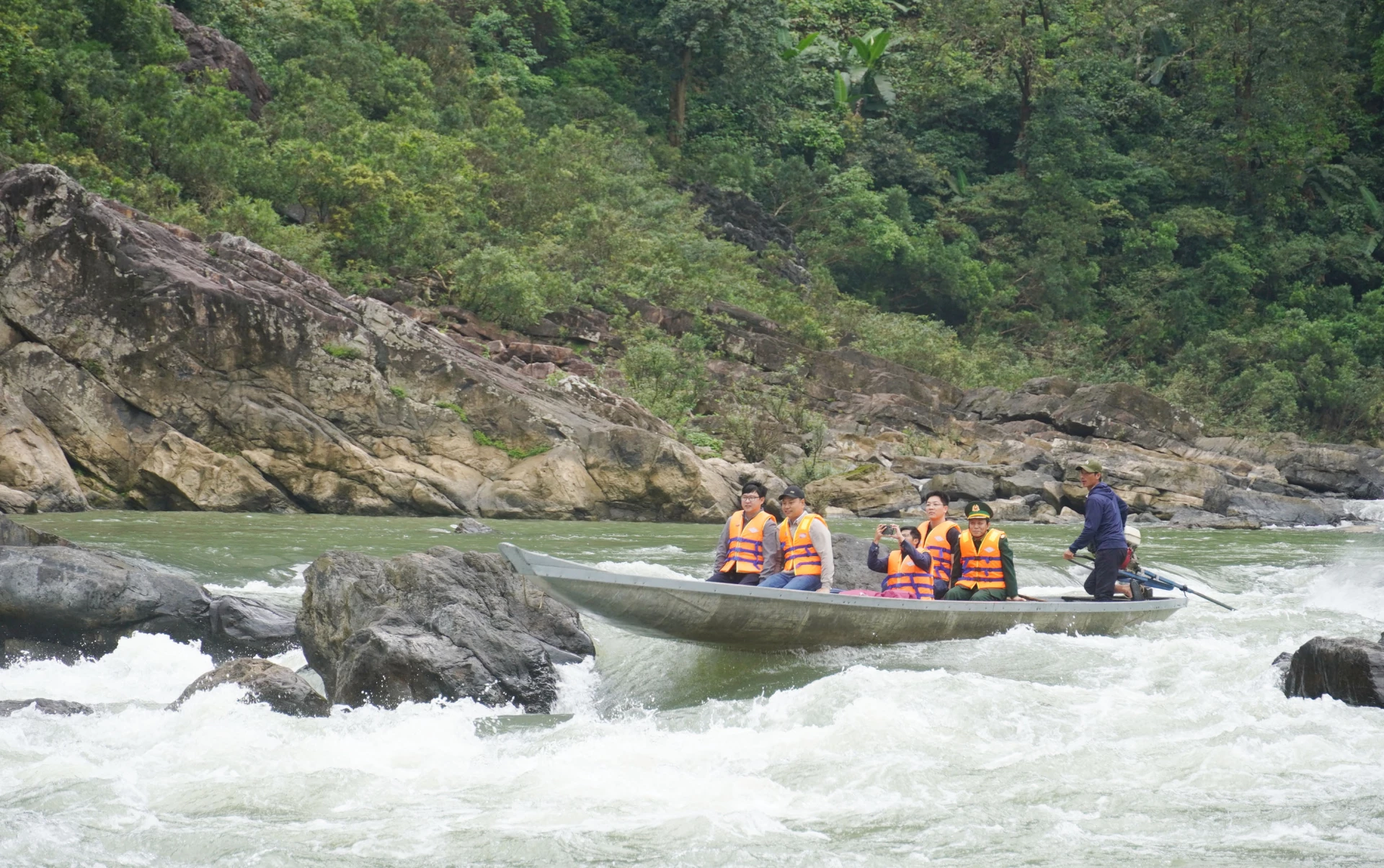 Đến bản Nước Đắng phải di chuyển bằng thuyền máy với quảng đường gần 20km xuôi theo dòng sông Long Đại - Ảnh: X.P