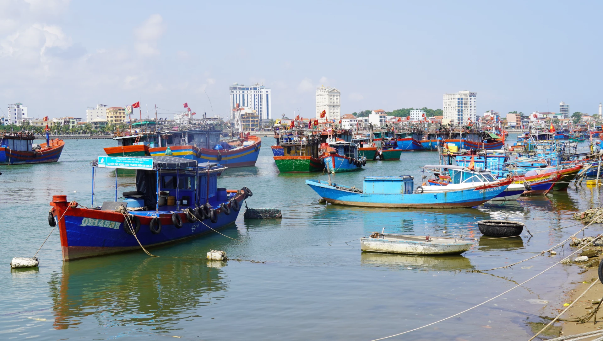 Định hình lại nghề biển để phát triển kinh tế biển theo hướng thích ứng và có trách nhiệm hơn - Ảnh: C.H