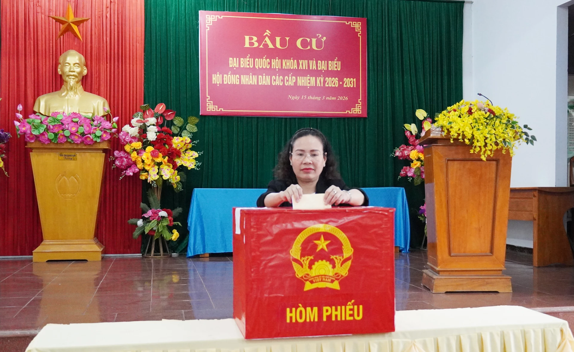 Đồng chí Phó Chủ tịch Thường trực HĐND tỉnh Phạm Thị Hân tham gia bỏ phiếu tại Khu vực bầu cử số 23 - Ảnh: C. H