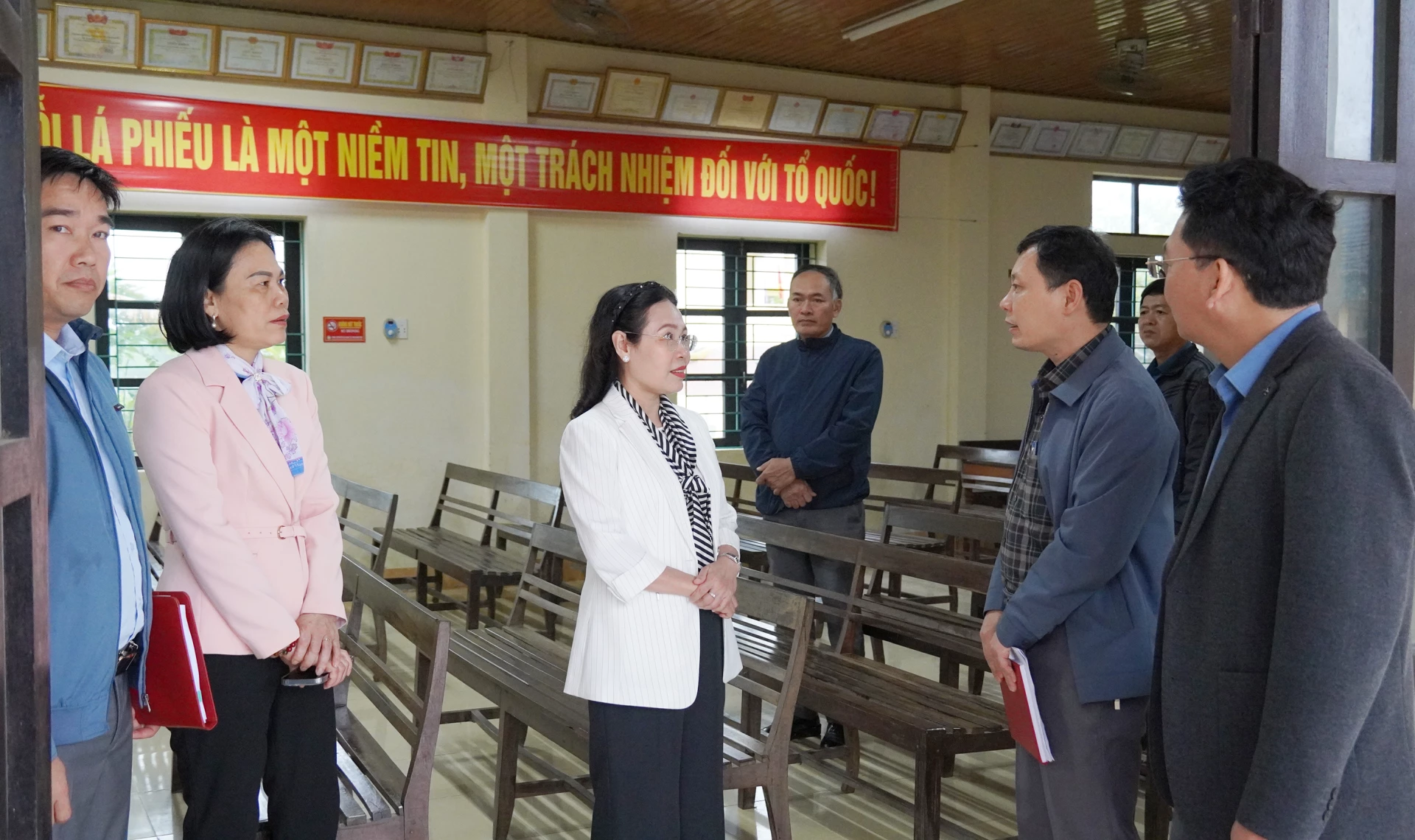 Đoàn khảo sát tại một điểm bỏ phiếu trên địa bàn xã Trường Phú - Ảnh: C.H