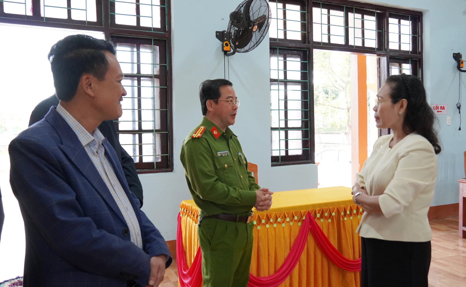 Đoàn kiểm tra tại một điểm bỏ phiếu trên địa bàn xã Trường Ninh - Ảnh: C.H