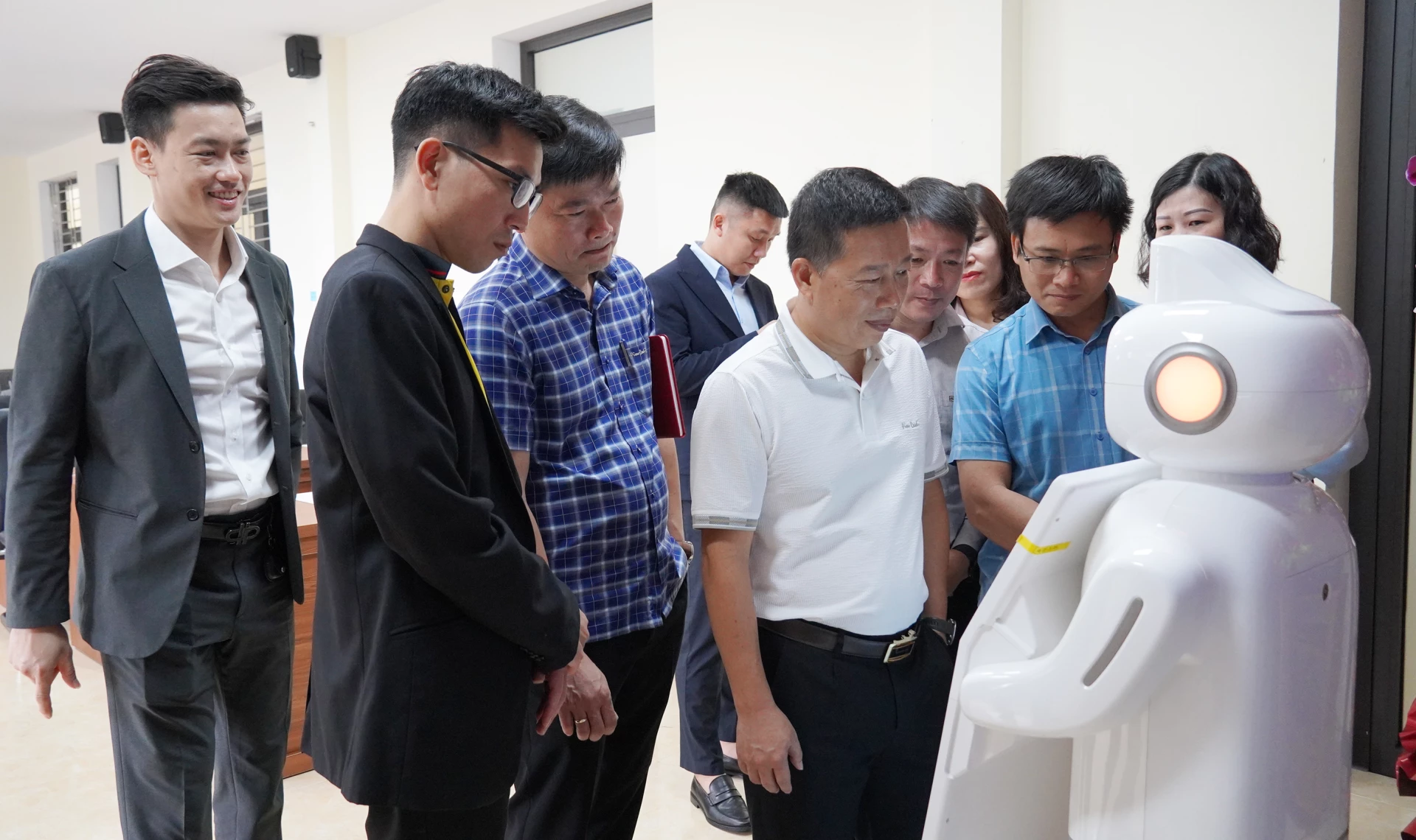 Đại biểu trải nghiệm, tương tác với rô bốt lễ tân - Ảnh: C.H