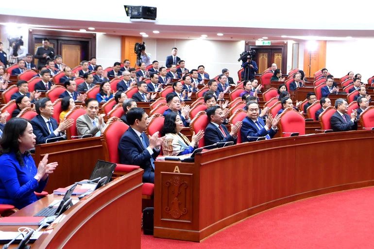 Các đồng chí lãnh đạo Đảng, Nhà nước và các đại biểu tham dự phiên bế mạc hội nghị lần thứ hai Ban Chấp hành Trung ương Đảng Cộng sản Việt Nam khóa XIV. (Ảnh ĐĂNG KHOA)