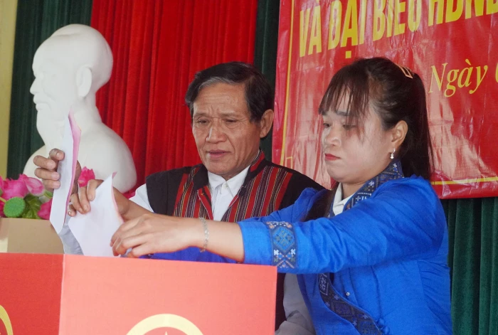 Cử tri Bru-Vân Kiều phấn khởi đi bầu cử sớm