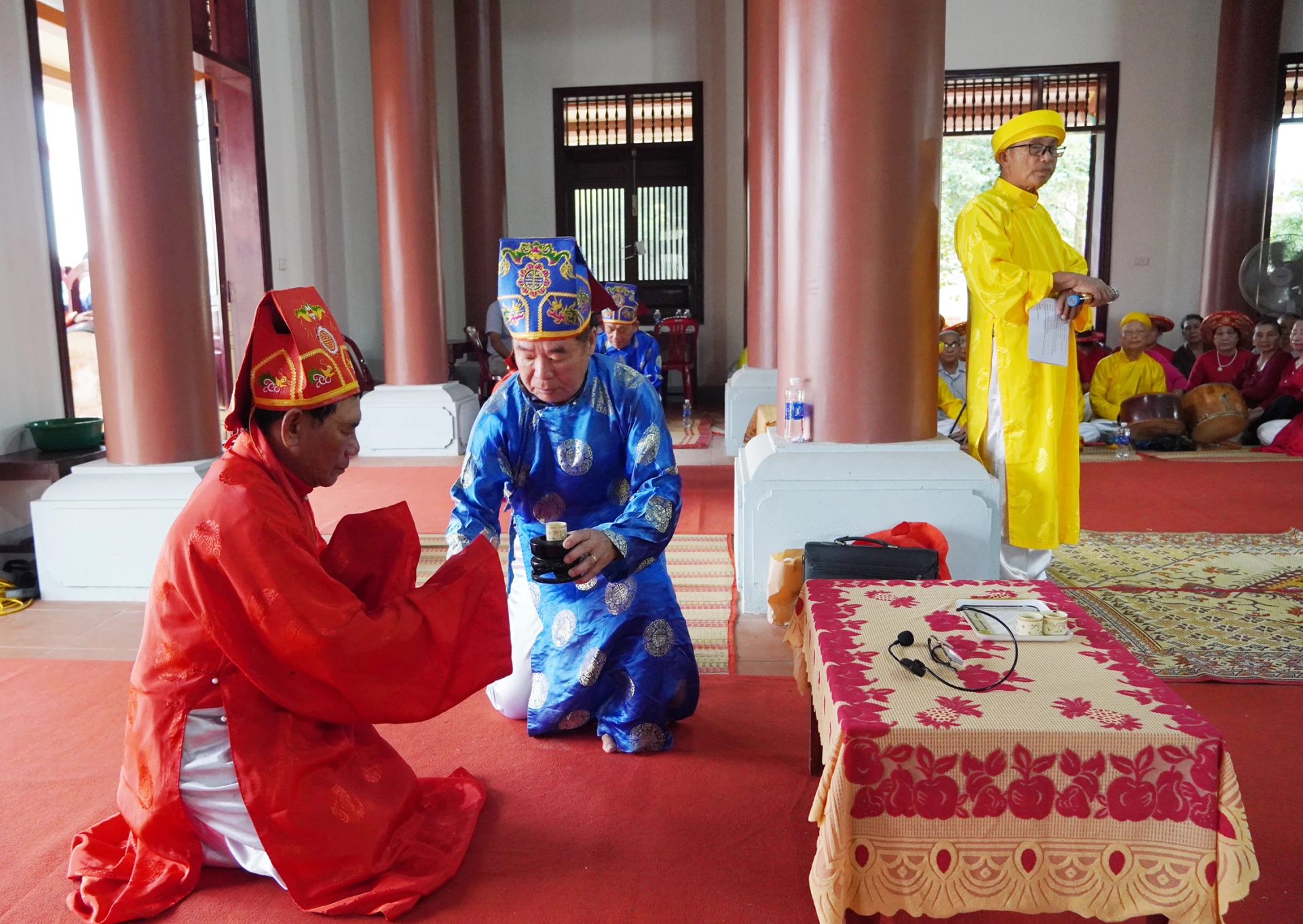 Nghi lễ tế tại lễ cúng cầu yên đình làng Nhân Trạch - Ảnh: L.M