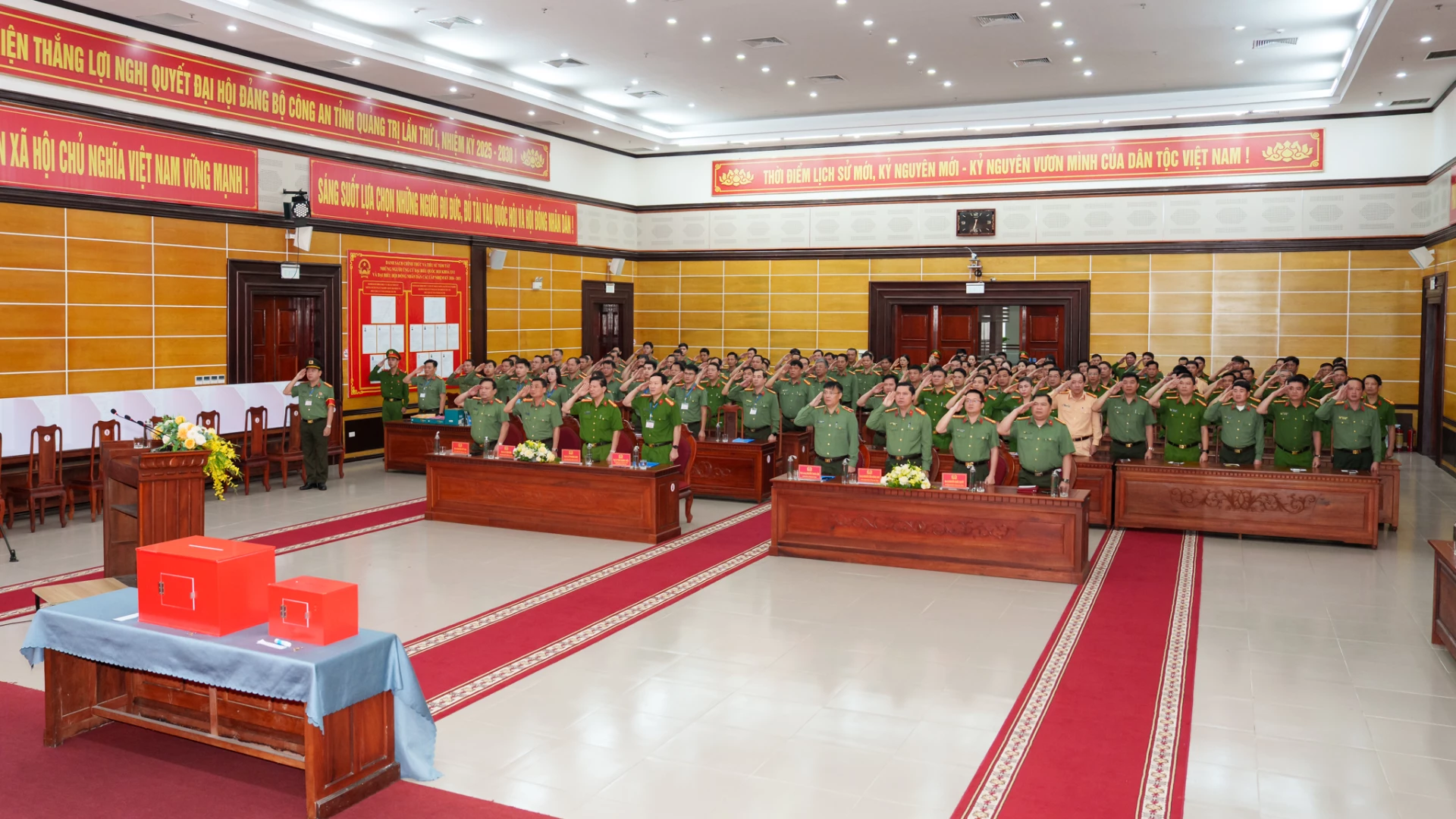 Quang cảnh lễ khai mạc bầu cử tại khu vực bỏ phiếu số 65.