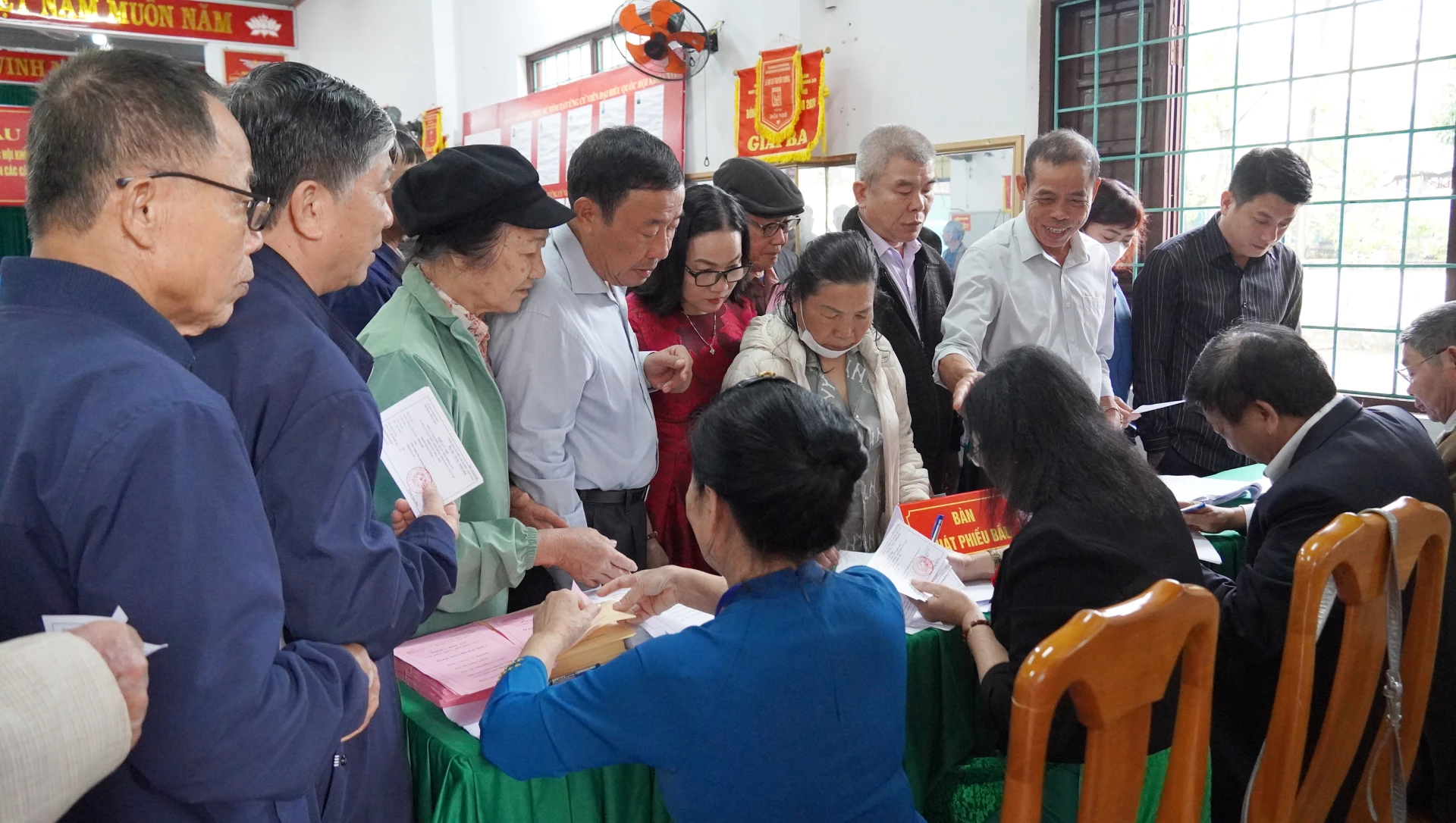 Cử tri tổ dân phố 9 Đồng Phú, phường Đồng Hới tham gia bầu cử - Ảnh: C. H