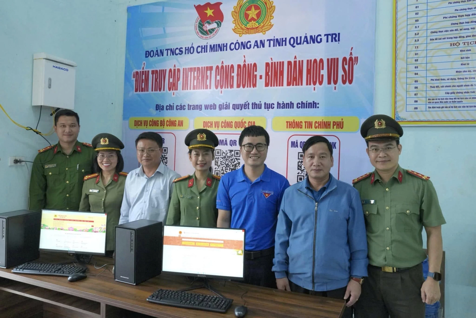 Đoàn Thanh niên Công an tỉnh bàn giao công trình “Điểm truy cập internet cộng đồng-Bình dân học vụ số” tại xã Dân Hóa - Ảnh: T.T