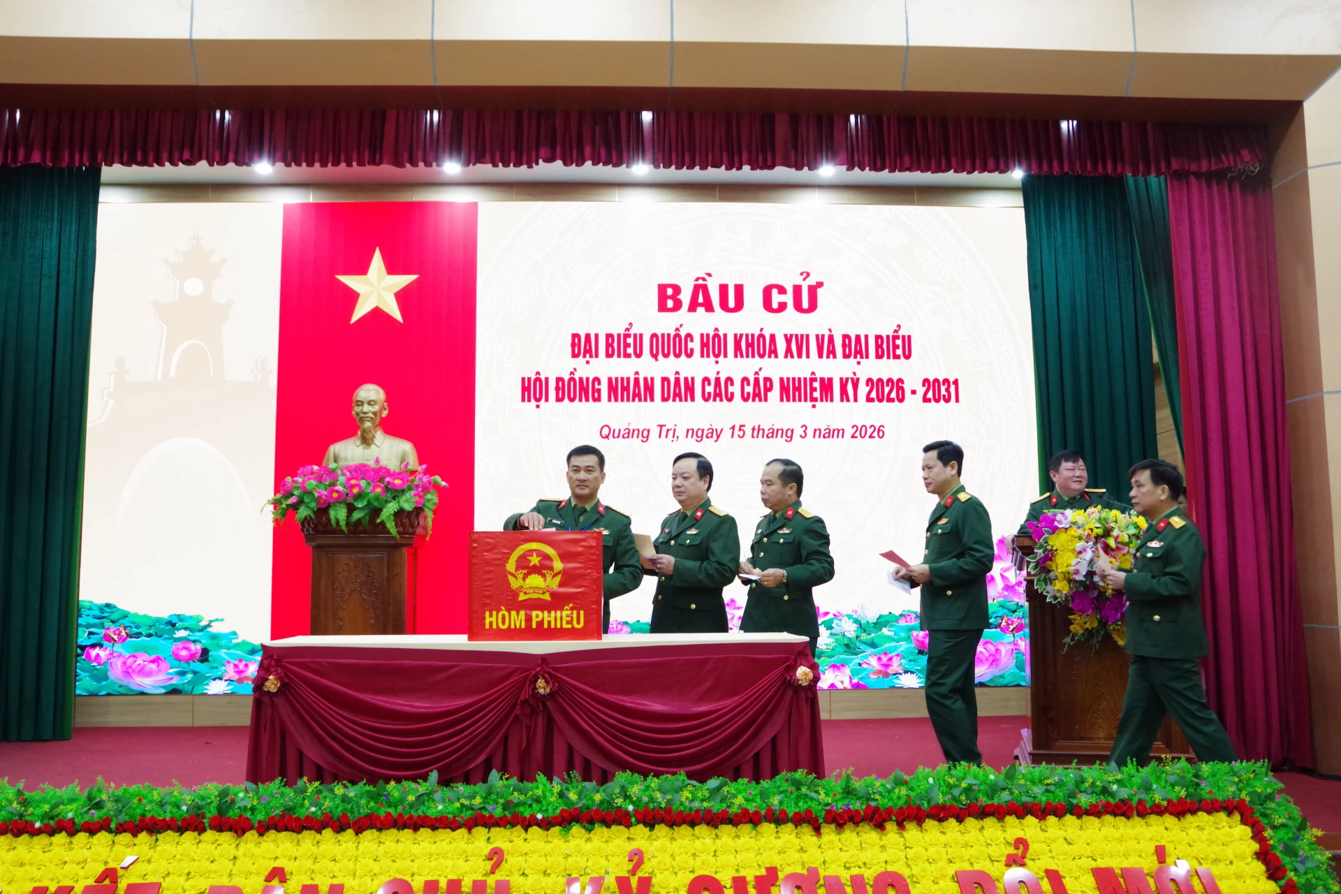 Đại tá Đoàn Sinh Hoà, Ủy viên Ban Thường vụ Tỉnh ủy, Phó Bí thư Đảng ủy Quân sự tỉnh, Chỉ huy trưởng Bộ CHQS tỉnh và các đồng chí trong Thường vụ Đảng ủy, Thủ trưởng Bộ CHQS tỉnh bỏ phiếu tại Cơ quan Bộ Chỉ huy Quân sự tỉnh Quảng Trị thuộc khu vực bỏ phiếu số 26, phường Đồng Hớ