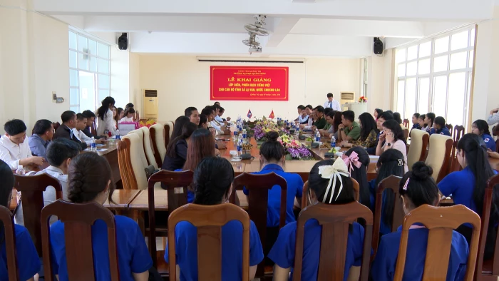 Đào tạo tiếng Việt cho cán bộ nước bạn Lào