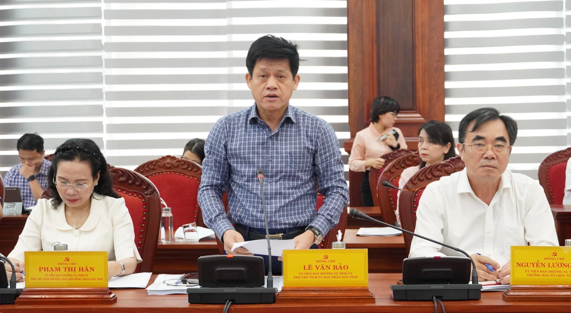 Đồng chí Lê Văn Bảo, Phó Chủ tịch UBND tỉnh báo cáo tình hình kinh tế - xã hội Quý I/2026 - Ảnh: QV