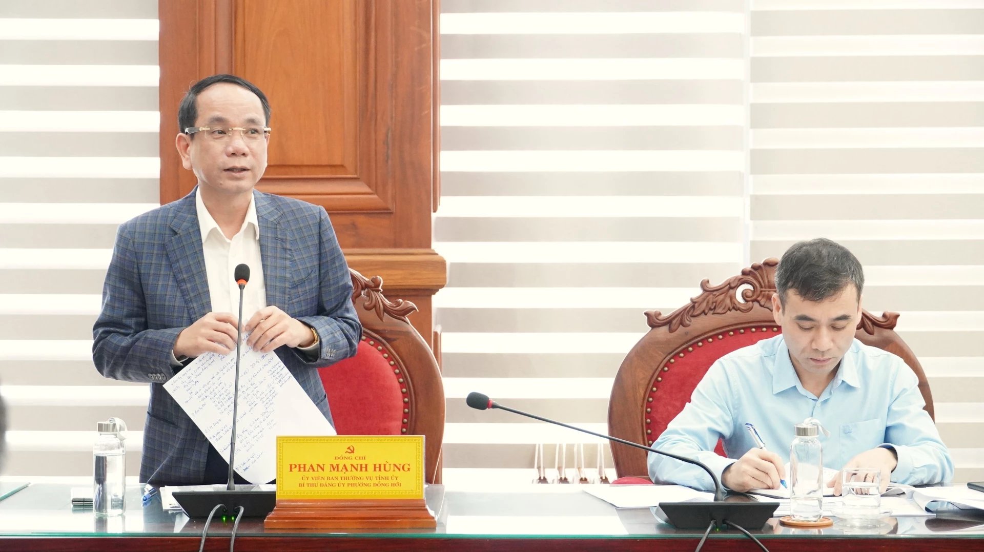 Đồng chí Phan Mạnh Hùng, Bí thư Đảng ủy phường Đồng Hới phát biểu tại buổi làm việc - Ảnh: QV