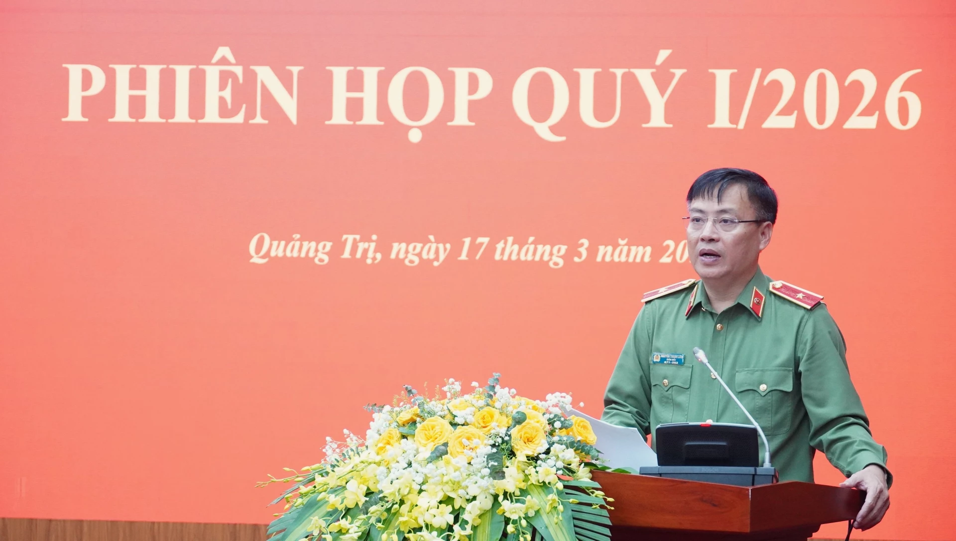 Thiếu tướng Nguyễn Thanh Liêm, Giám đốc Công an tỉnh phát biểu tại phiên họp - Ảnh: QV