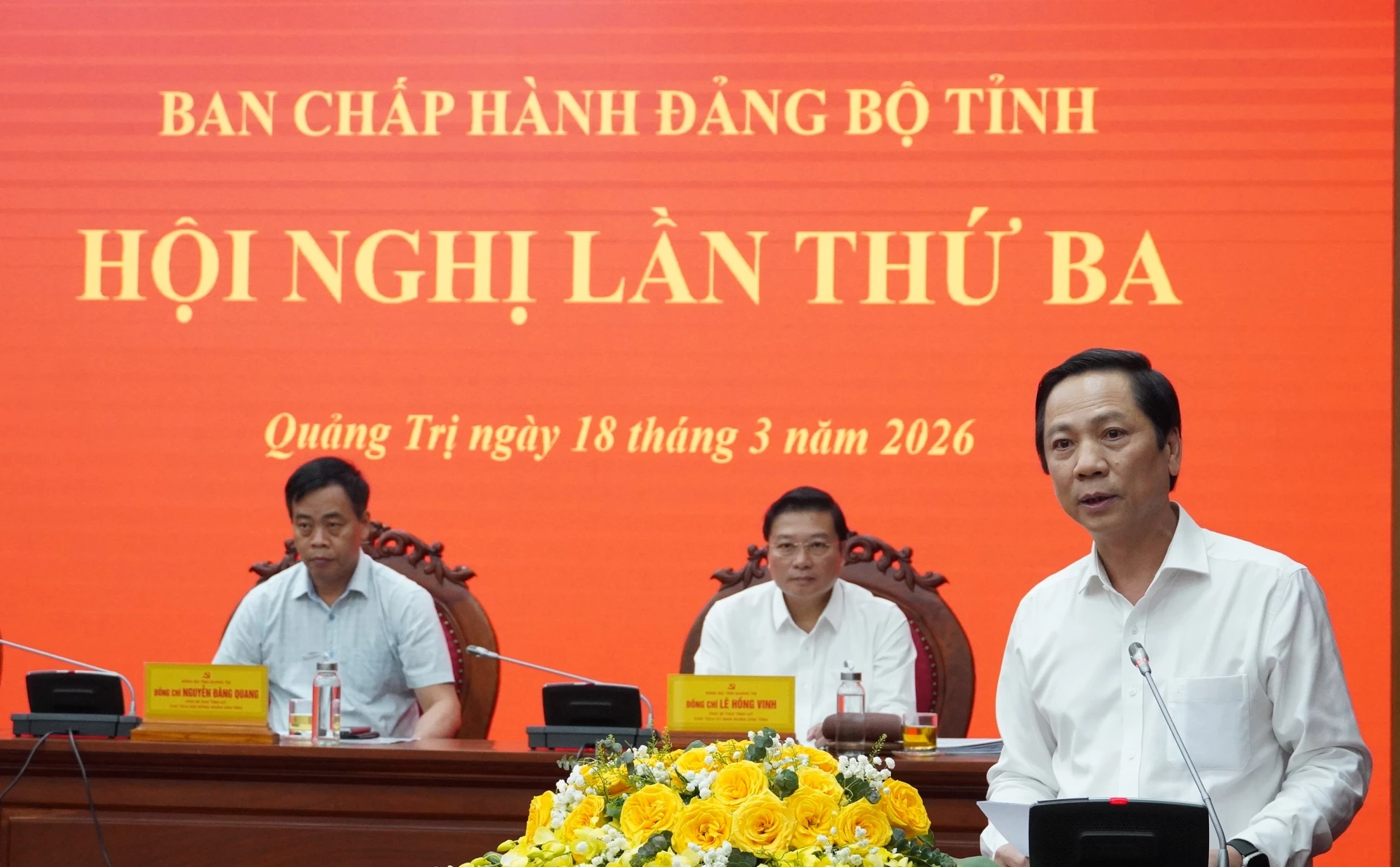 Đồng chí Hoàng Nam, Phó Chủ tịch Thường trực UBND tỉnh trình bày báo cáo tình hình KT-XH quý I năm 2026 - Ảnh: Q.V