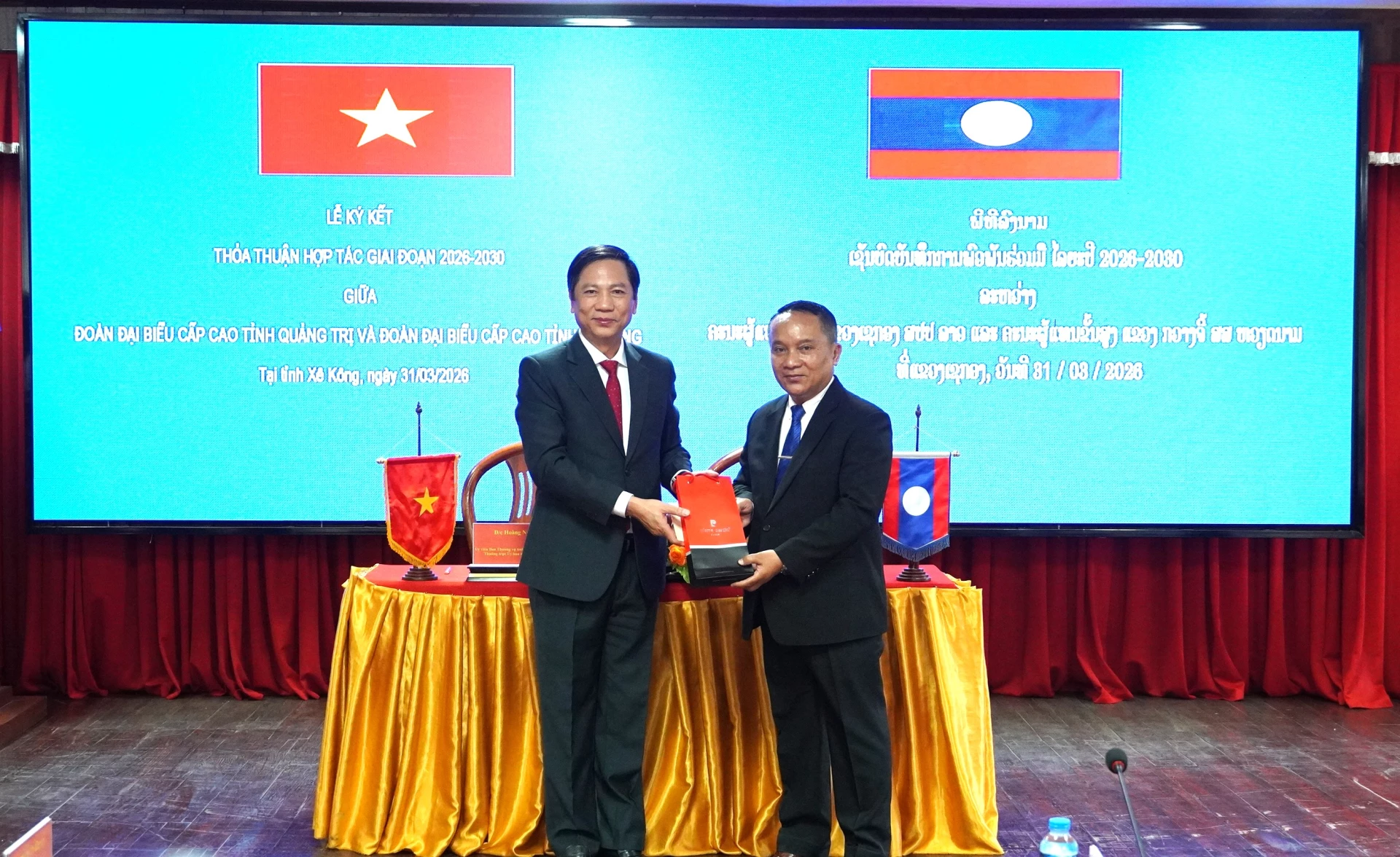 Lãnh đạo tỉnh Xê Kông tặng quà cho đồng chí Hoàng Nam, Phó Chủ tịch Thường trực UBND tỉnh Quảng Trị - Ảnh: Q.V