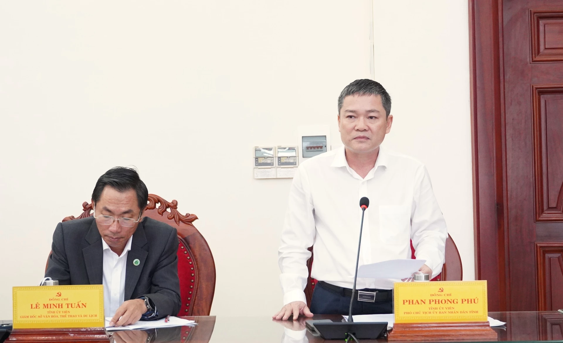 Đồng chí Phan Phong Phú, Phó Chủ tịch UBND tỉnh phát biểu tại buổi làm việc - Ảnh: QV