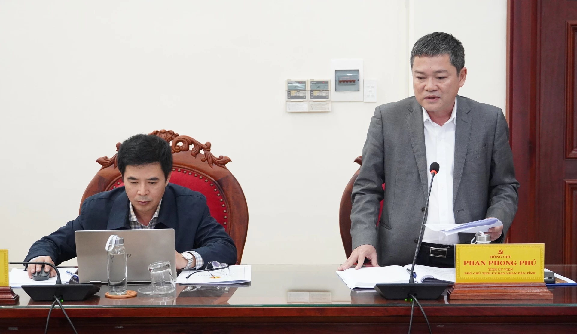 Đồng chí Phan Phong Phú, Phó Chủ tịch UBND tỉnh phát biểu tại buổi làm việc - Ảnh: QV