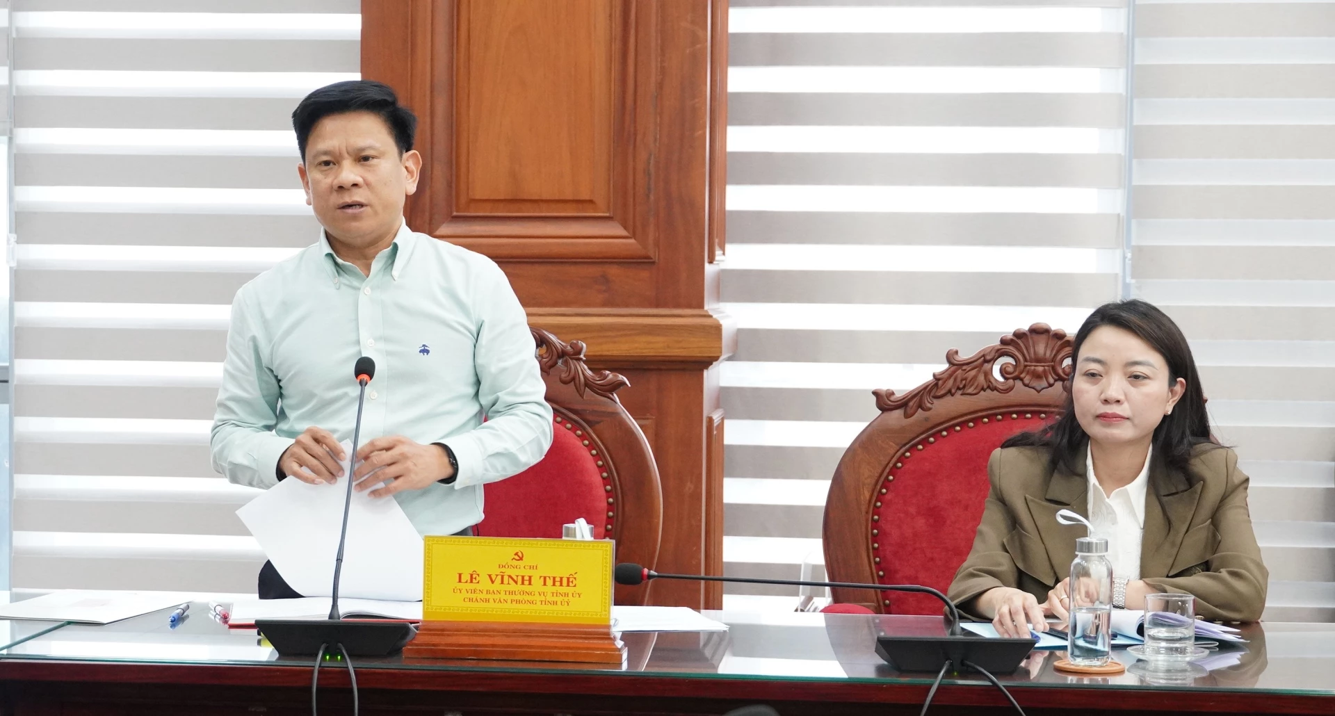 Đồng chí Lê Vĩnh Thế, Chánh Văn phòng Tỉnh ủy phát biểu tại buổi làm việc - Ảnh: QV