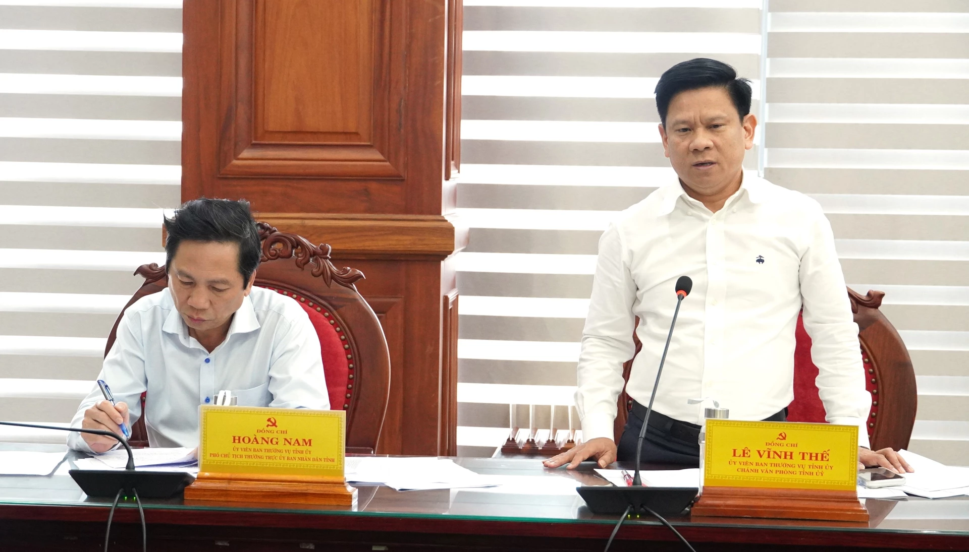 Đồng chí Lê Vĩnh Thế, Chánh Văn phòng Tỉnh ủy phát biểu tại buổi làm việc - Ảnh: QV