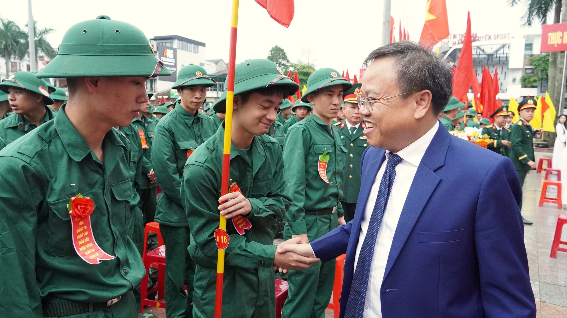 Đồng chí Lê Đức Tiến, Phó Chủ tịch UBND tỉnh động viên các tân binh - Ảnh: QV