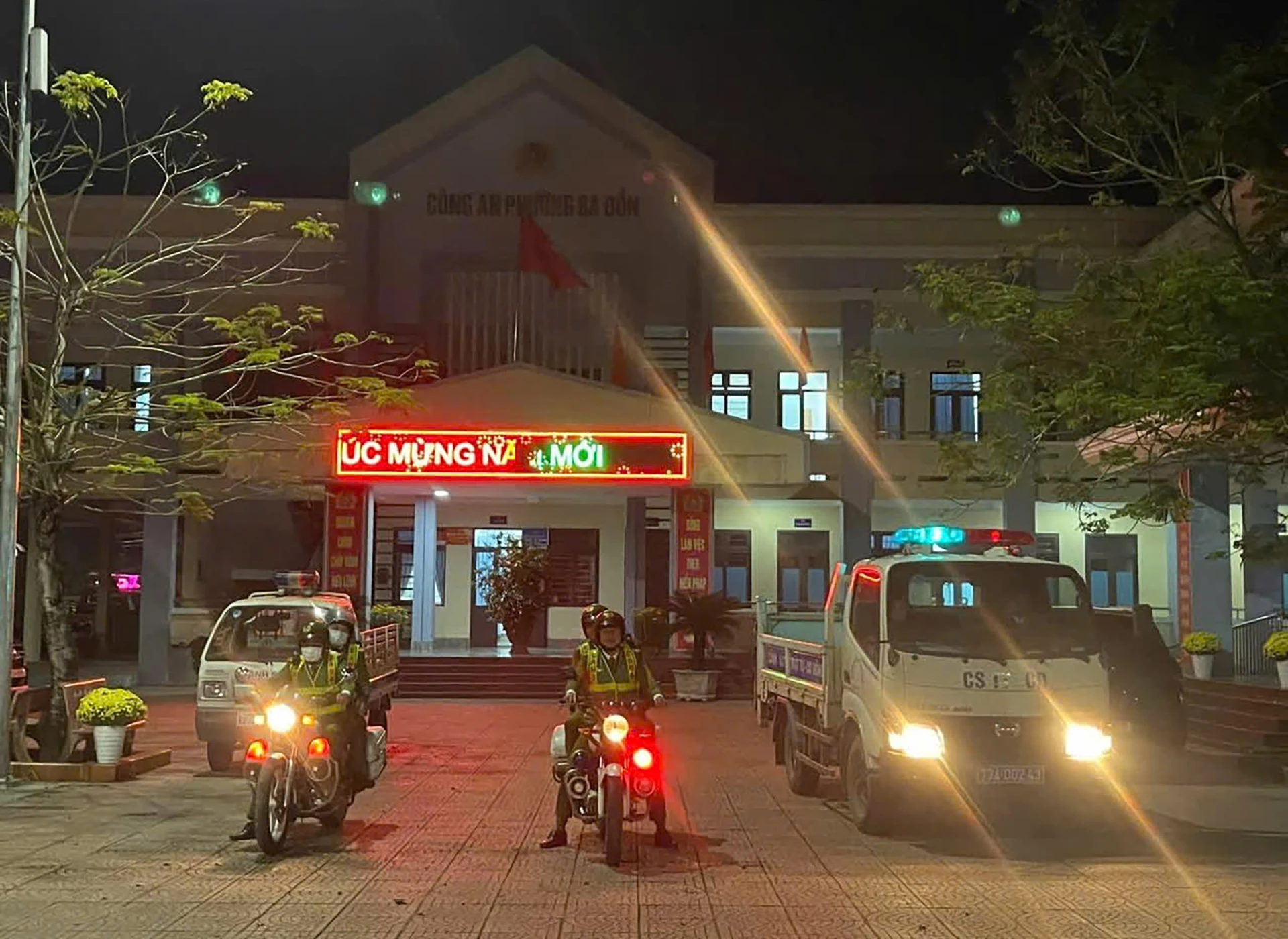 Công an phường Ba Đồn tuần tra, kiểm soát ban đêm bảo đảm an ninh trật tự trên địa bàn - Ảnh: H.L