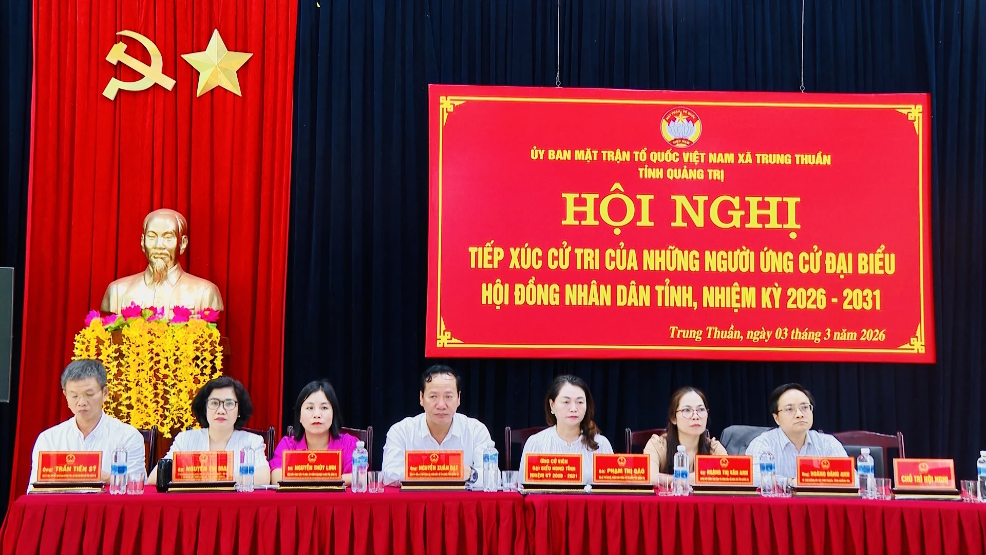 Những người ứng cử đại biểu HĐND tỉnh khóa IX, nhiệm kỳ 2026-2031, tiếp xúc cử tri tại xã Trung Thuần - Ảnh: Đ.A