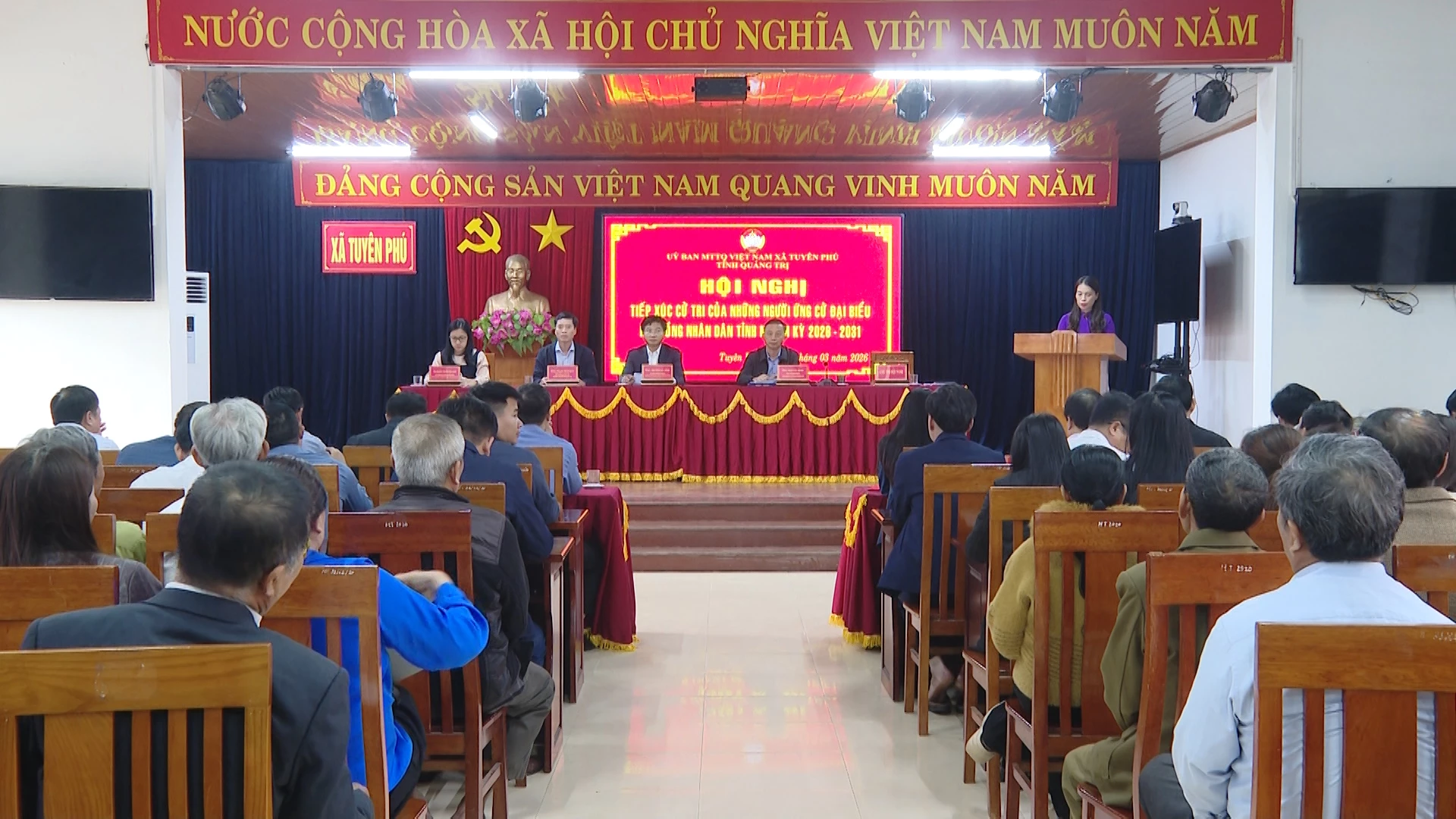 Quang cảnh buổi tiếp xúc cử tri - Ảnh: T.T