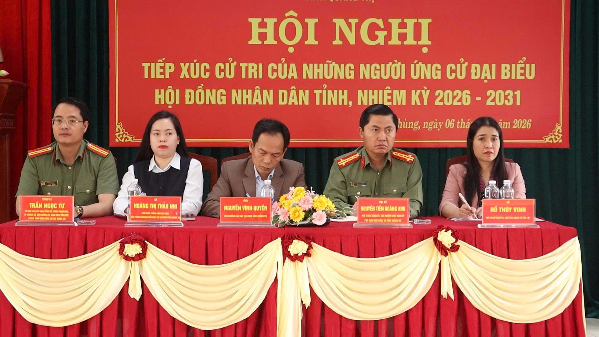 Các ứng cử viên đại biểu HĐND tỉnh tiếp xúc cử tri - Ảnh: N.M