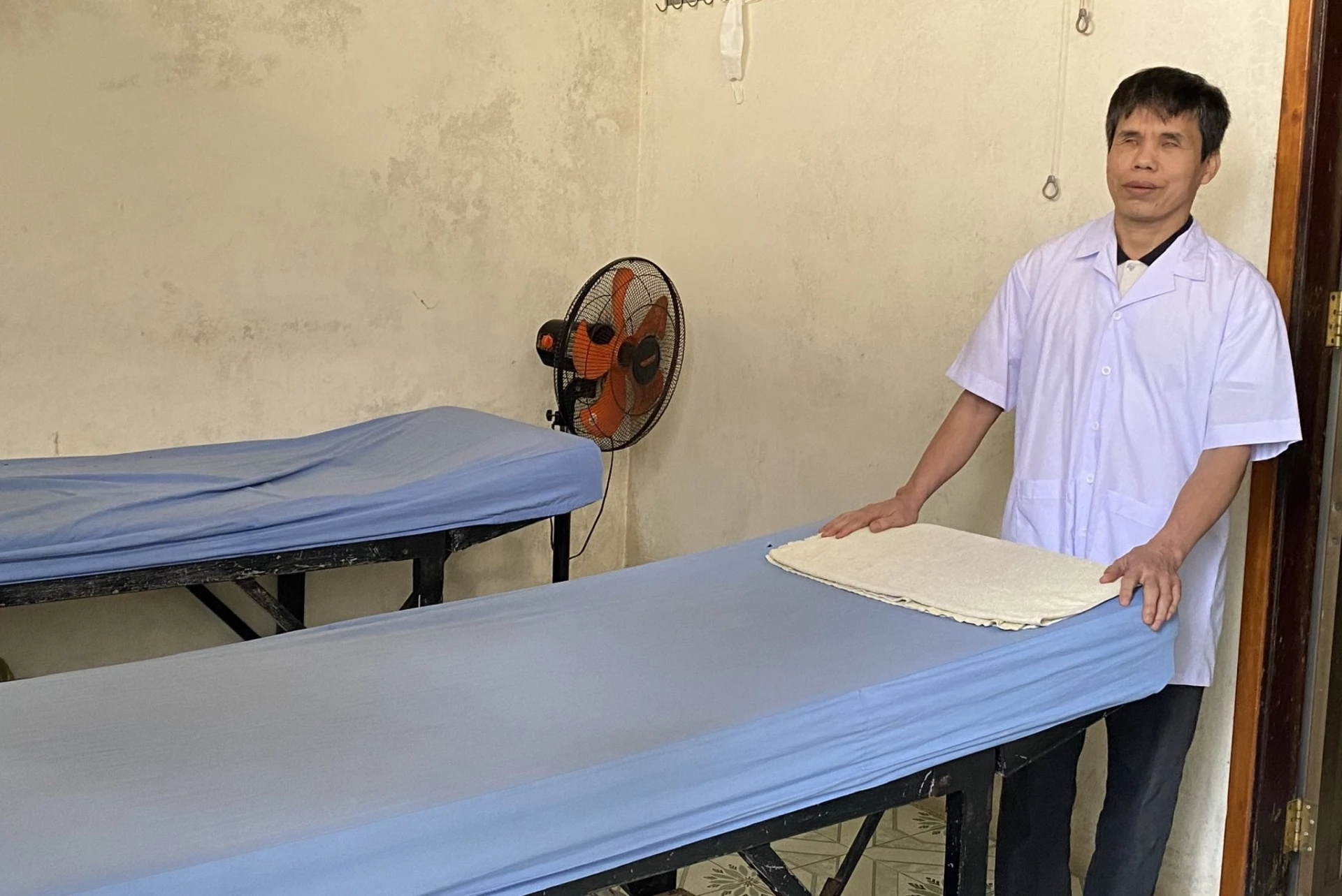 Ông Lê Văn Dũng luôn giữ tinh thần lạc quan và nỗ lực làm việc để có thêm thu nhập trang trải cho cuộc sống gia đình - Ảnh: H.C