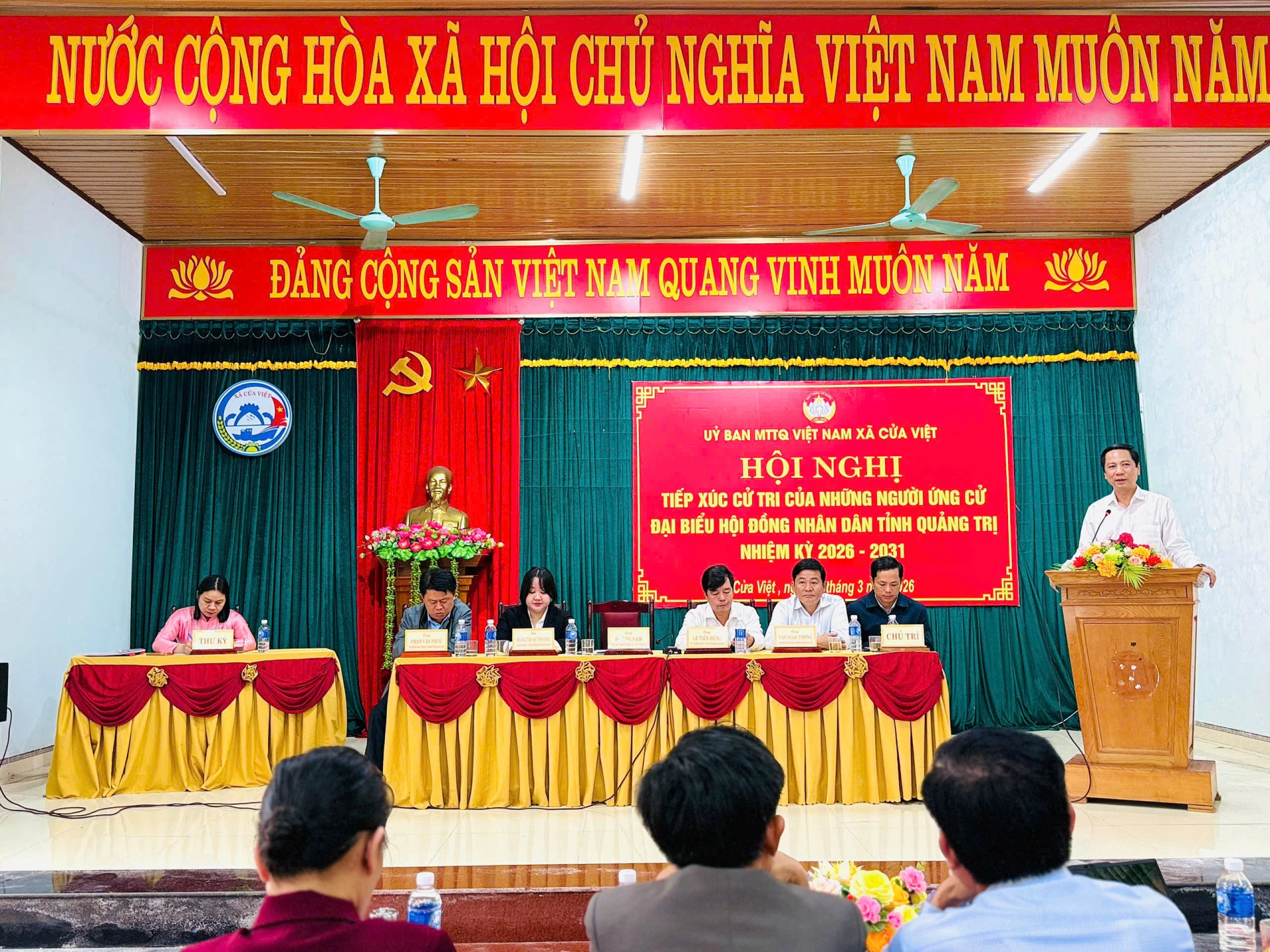Đồng chí Hoàng Nam, Ủy viên Ban Thường vụ Tỉnh ủy, Phó Chủ tịch Thường trực UBND tỉnh, Phó Bí thư thường trực Đảng ủy UBND tỉnh Quảng Trị. Phát biểu tại Hội nghị tiếp xúc cử tri ở  xã Cửa Việt - Ảnh: T.H