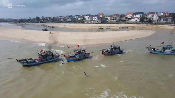 Cửa sông Dinh bị bồi lấp, hàng trăm tàu cá không thể vươn khơi