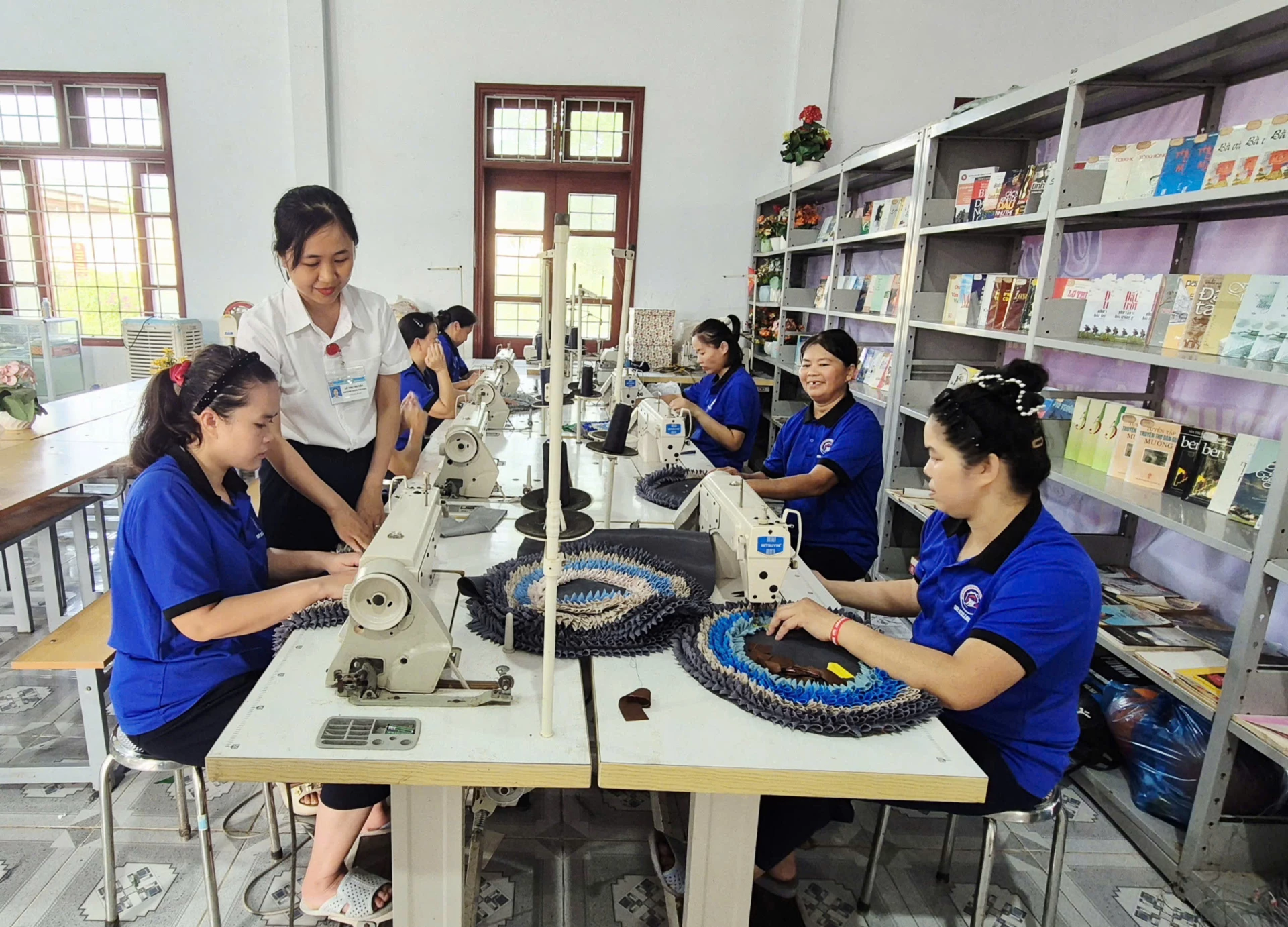 Bệnh nhân tại trung tâm tham gia lớp dạy nghề may, một phần trong hoạt động lao động trị liệu giúp phục hồi chức năng hành vi-Ảnh: K.S