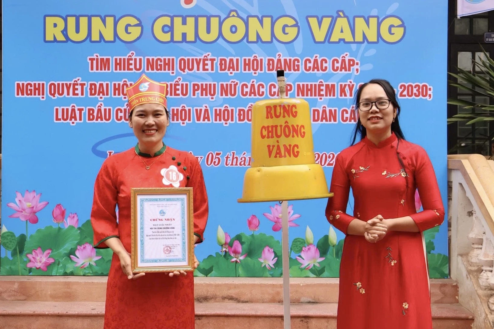 Đại diện Ban tổ chức trao giải Nhất cho thí sinh Phan Thị Hồng Quế
(thôn Trung Chín) - Ảnh N.M