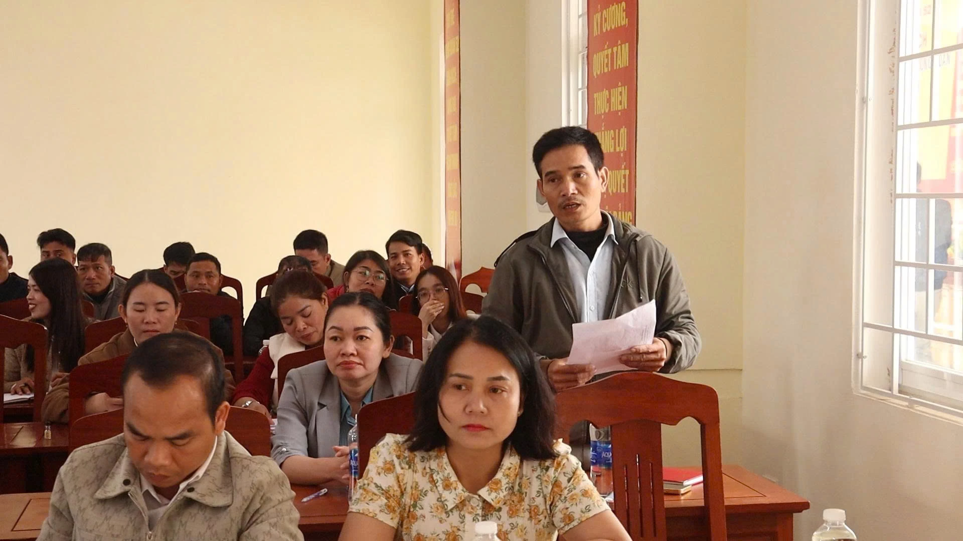 Cử tri bày tỏ kỳ vọng các đại biểu trúng cử, xứng đáng là người đại biểu dân cử - Ảnh: N.M