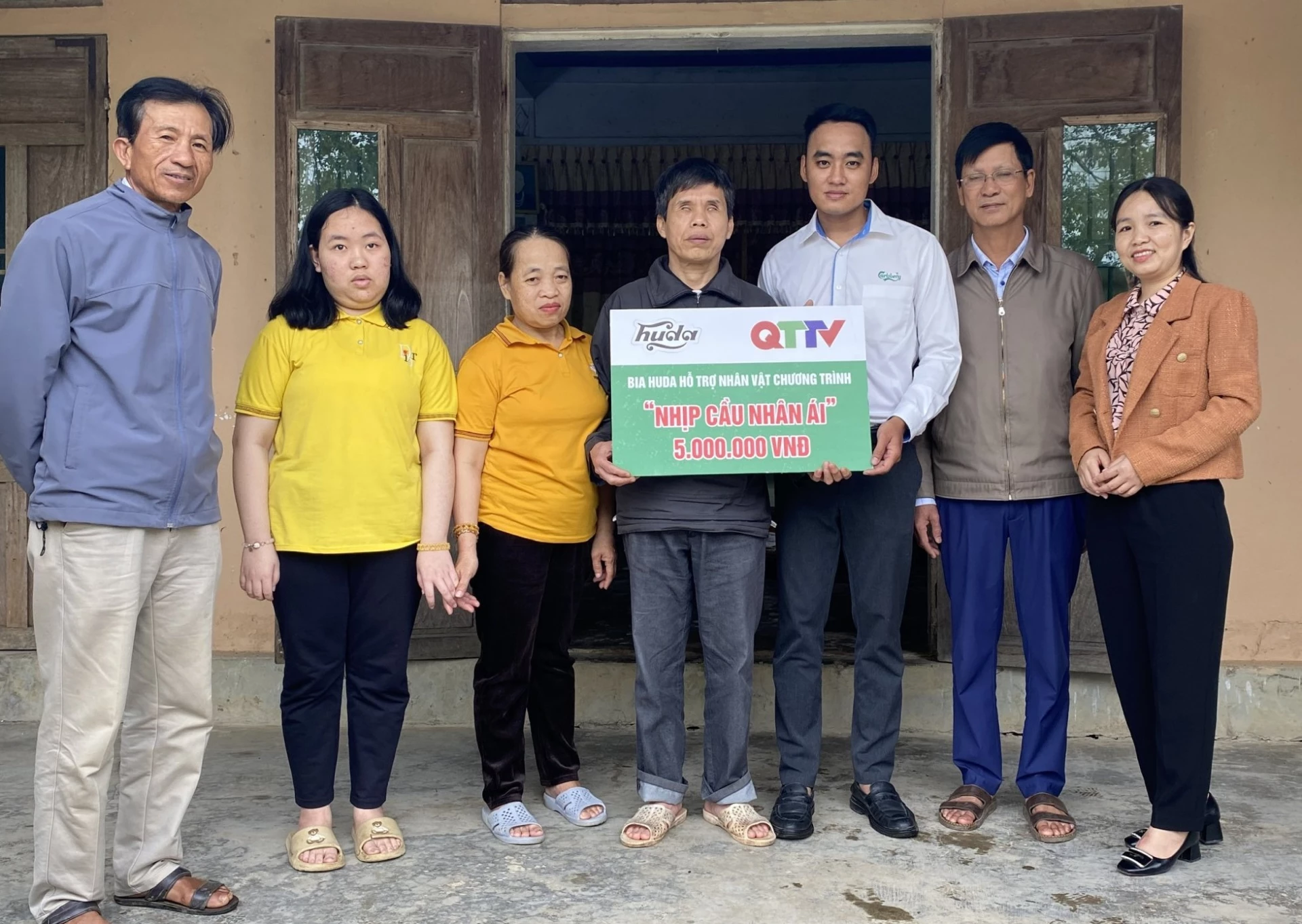  Đại diện Nhãn hàng Bia Huda trao hỗ trợ 5 triệu đồng cho gia đình ông Lê Văn Dũng - Ảnh: H.C  