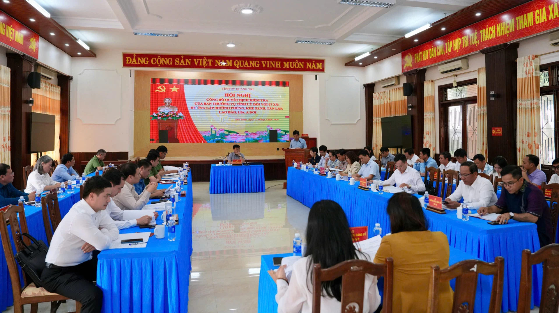 Quang cảnh buổi làm việc.