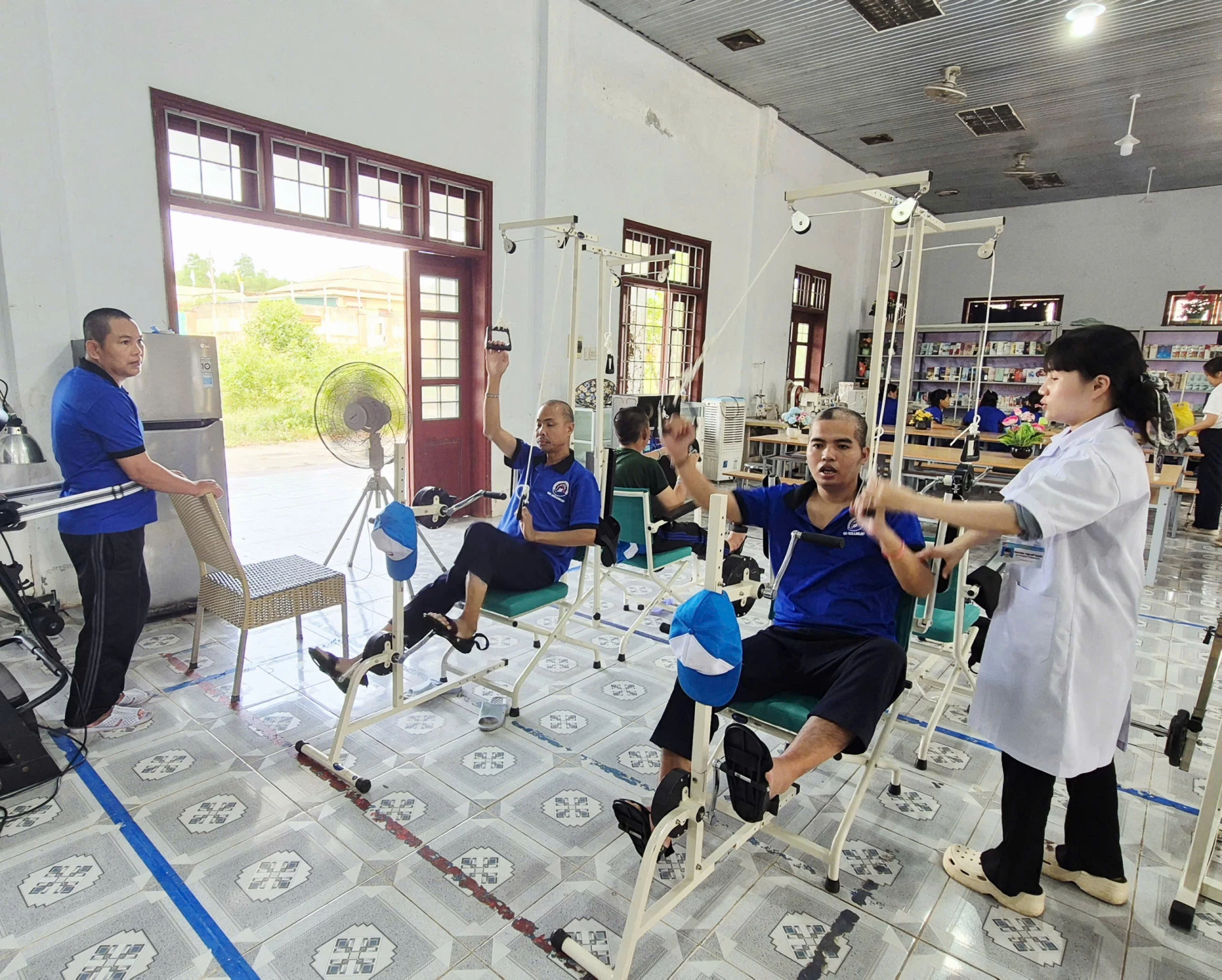 Hướng dẫn bệnh nhân tập luyện với các thiết bị phục hồi chức năng nhằm cải thiện sức khỏe thể chất và tâm lý-Ảnh: K.S