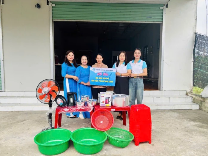 Trao quà, hỗ trợ sinh kế cho hội viên phụ nữ khó khăn
