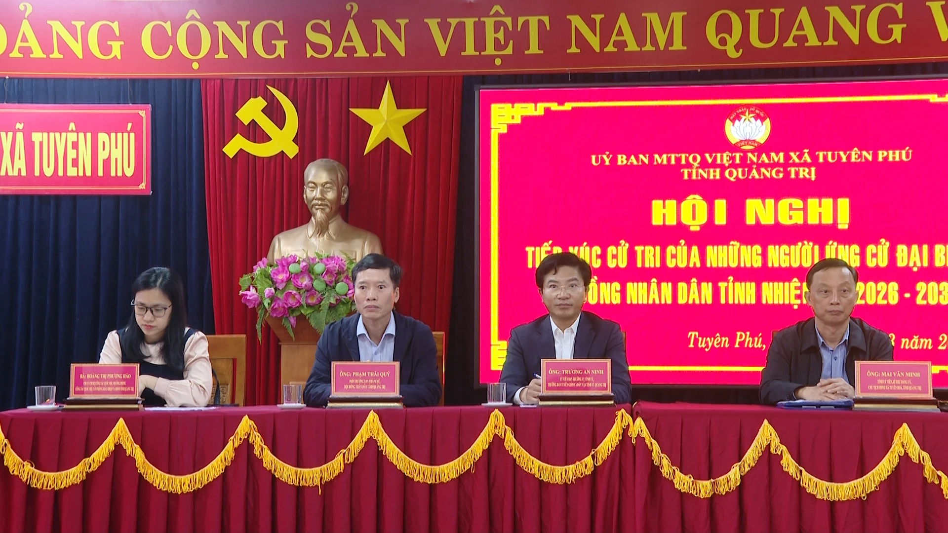 Ảnh 3: Các ứng cử viên đại biểu HĐND tỉnh tiếp xúc cử tri tại đơn vị bầu cử số 19 - Ảnh: T.T