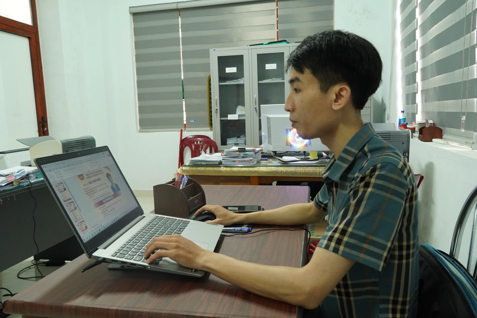 Phường Ba Đồn đẩy mạnh việc ứng dụng công nghệ số vào hoạt động tuyên truyền về bầu cử - Ảnh: HL