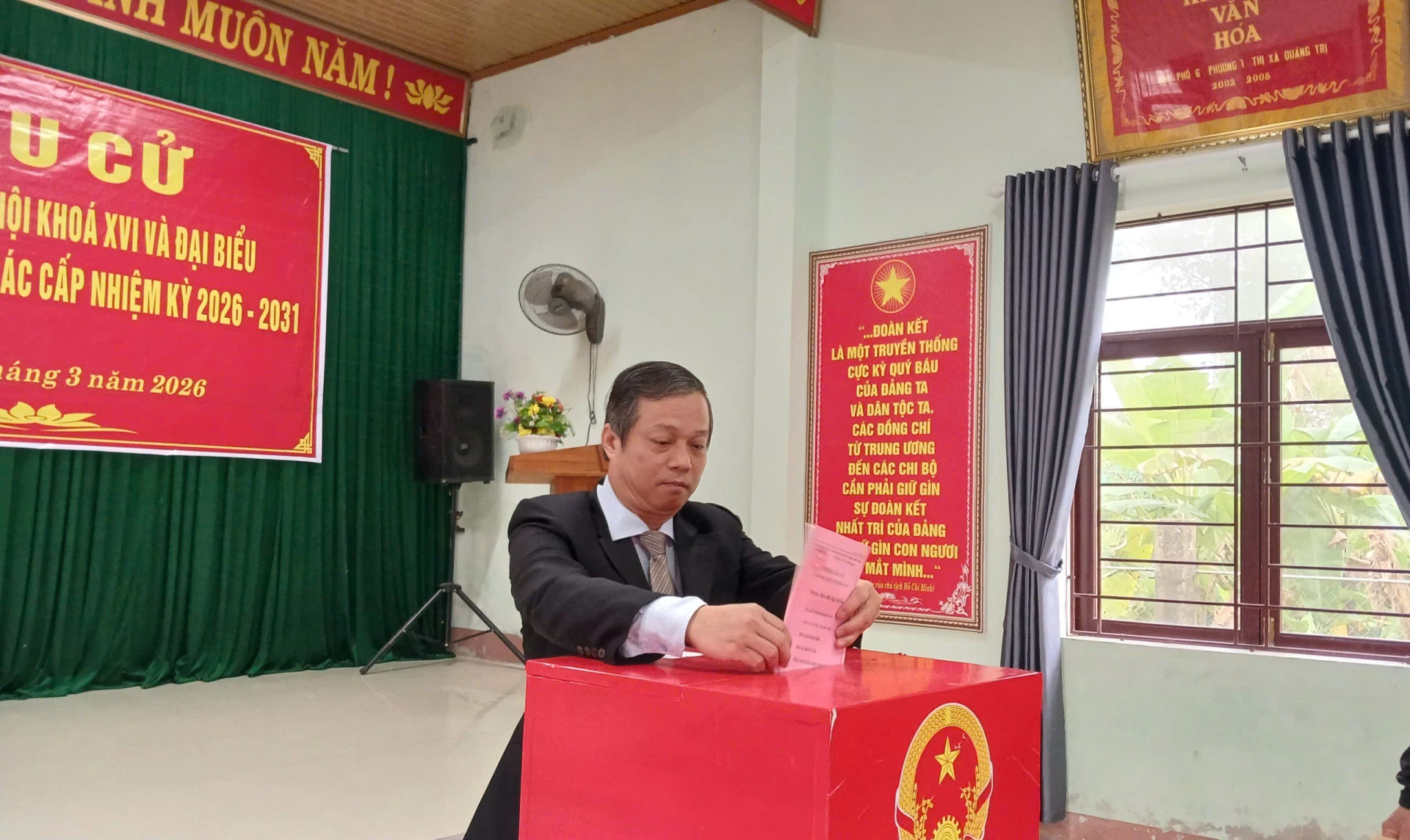 Đồng chí Nguyễn Trần Huy, Tỉnh ủy viên, Phó Chủ tịch HĐND tỉnh bỏ phiếu bầu cử đại biểu Quốc hội khóa XVI và đại biểu HĐND các cấp nhiệm kỳ 2026-2031 - Ảnh: N.B