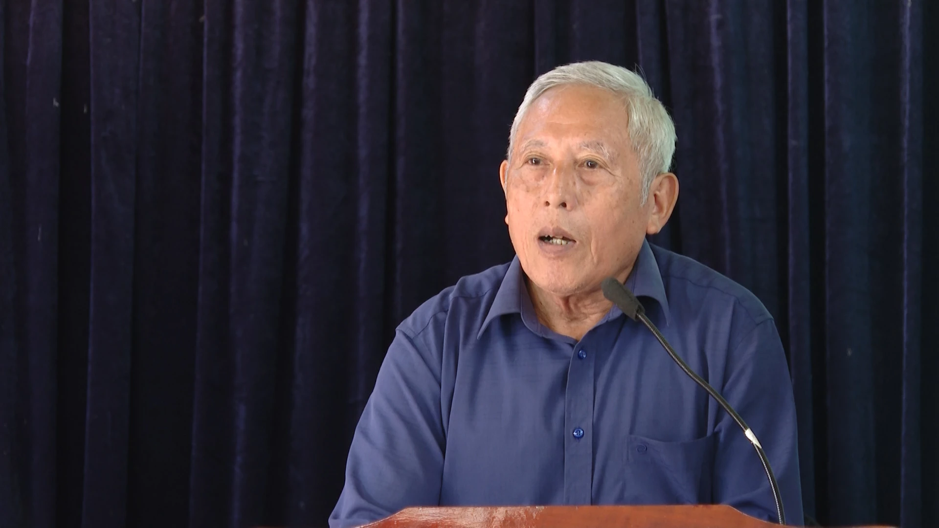 Cử tri phát biểu tại hội nghị - Ảnh: T.T