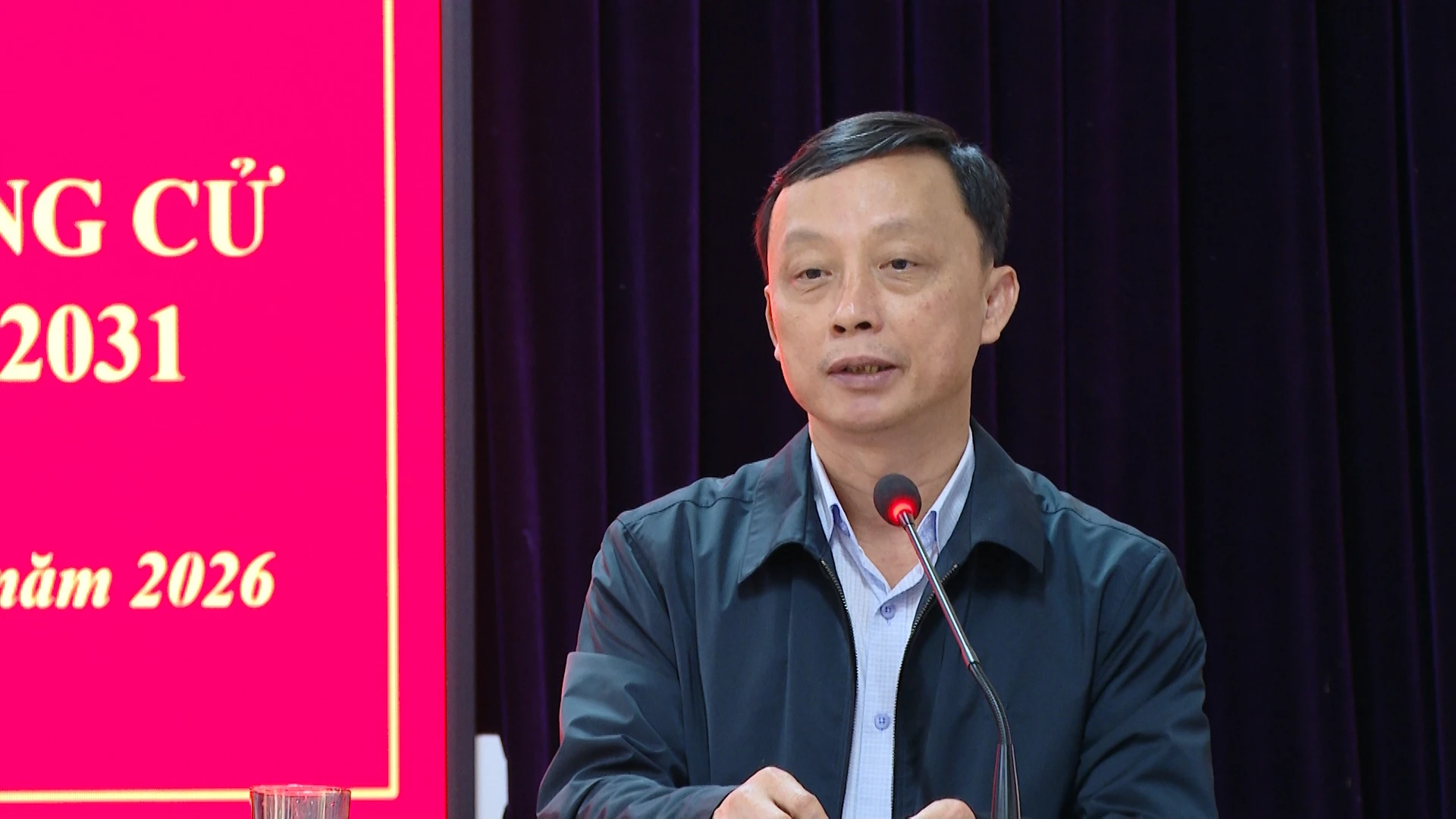 Ông Mai Văn Minh, Bí thư Đảng ủy, Chủ tịch HĐND xã Tuyên Hóa trình bày chương trình hành động tại hội nghị - Ảnh: Đ.A