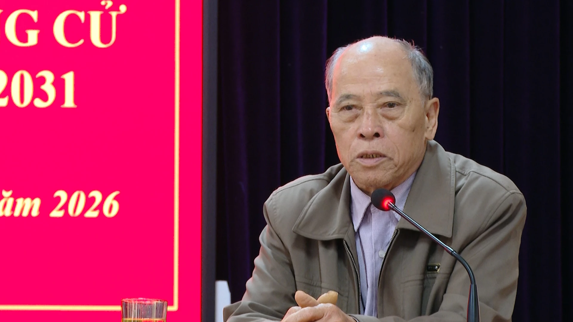 Cử tri phát biểu tại hội nghị - Ảnh: Đ.A