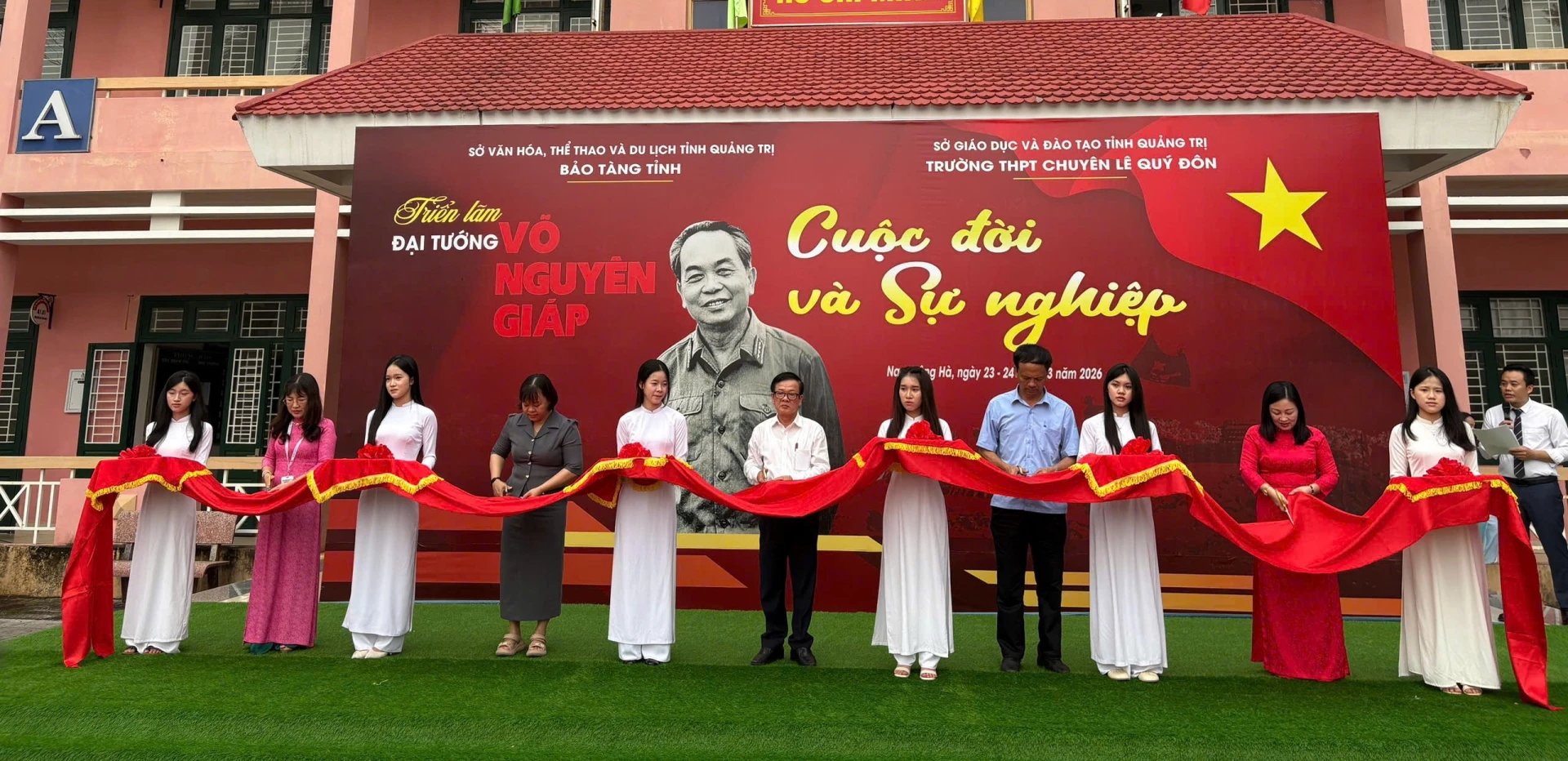 BTC cắt băng khai mạc triển lãm- Ảnh: Mai Linh